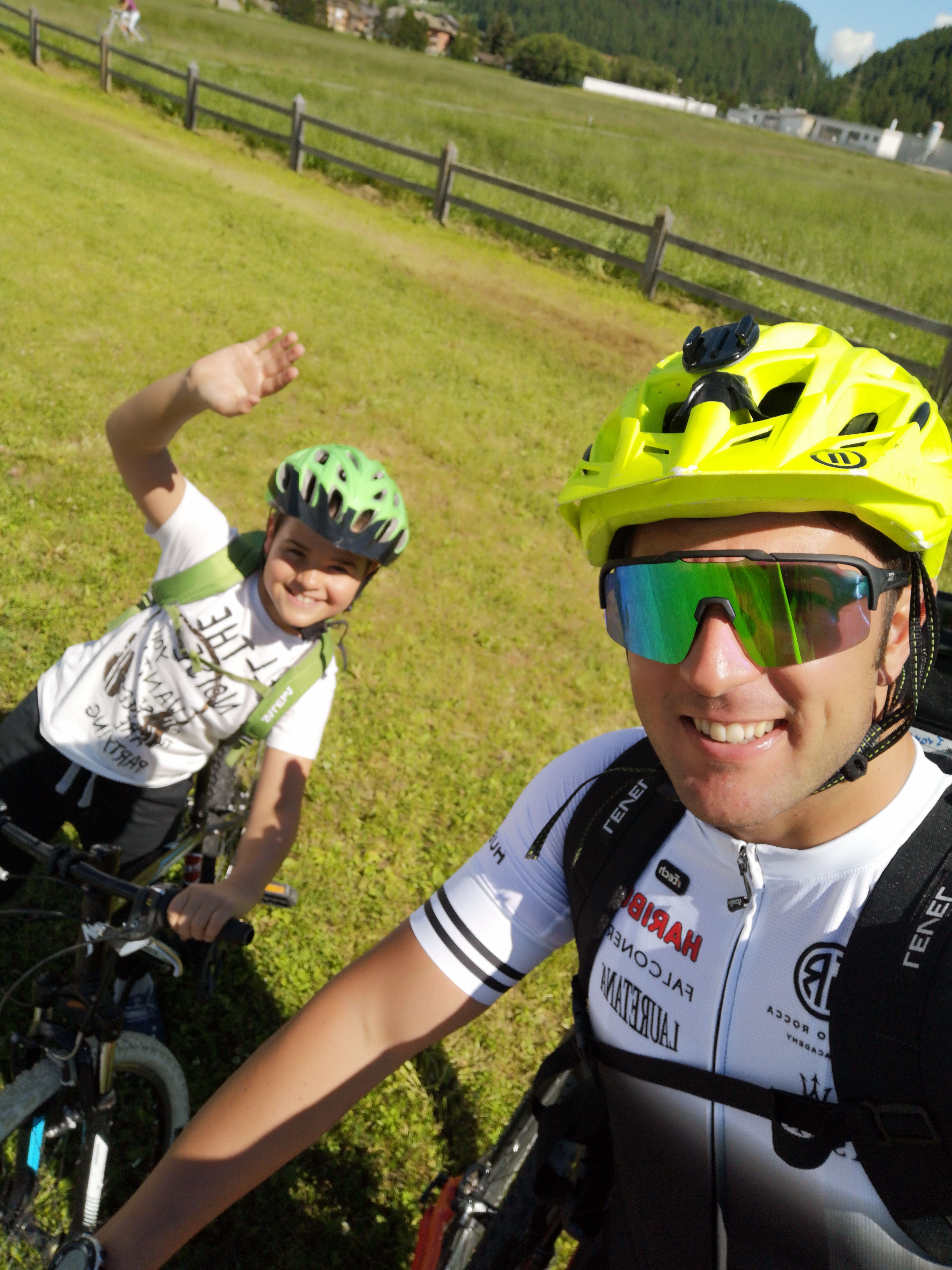 Mountainbike Tour Engadine: Discover the impressive trails with friends in summer.