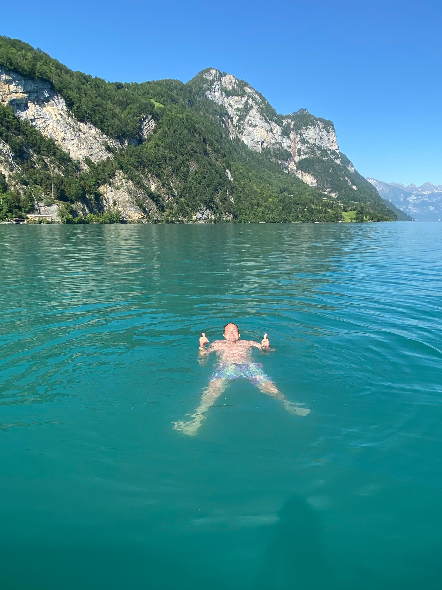 Brienzersee mit klarem Wasser und umgebenden Bergen im Sommer