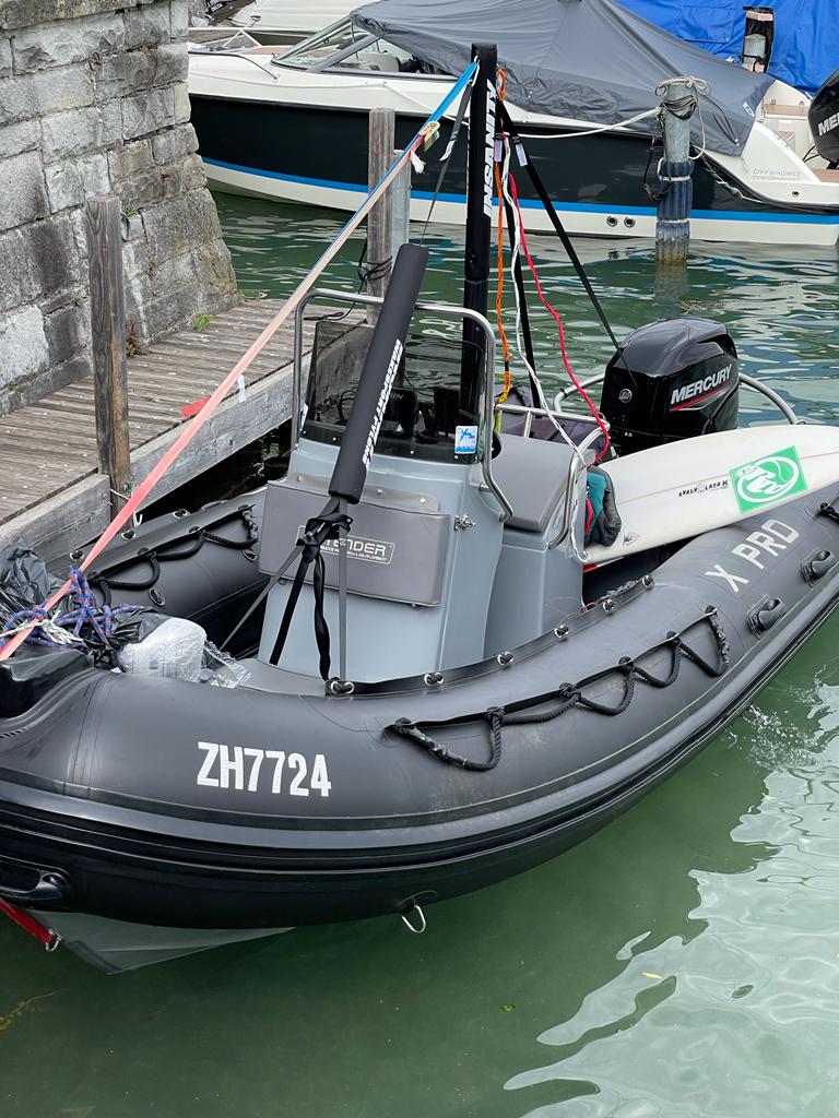 Bootstour auf dem Vierwaldstättersee mit angrenzendem Ufer und Boot