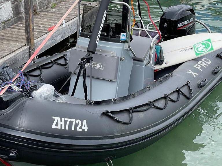 Gummiboot für die Bootstour Vierwaldstättersee auf Wasser