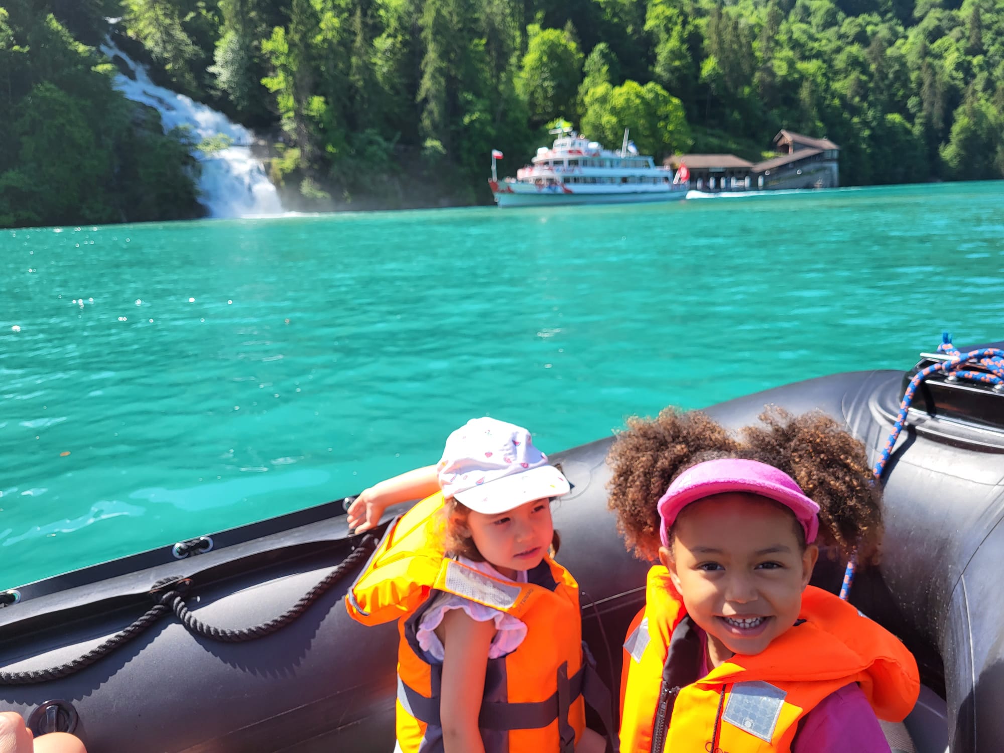 Kinder im RIB genießen das Wasser, umgeben von Natur, im Jahr 2023.