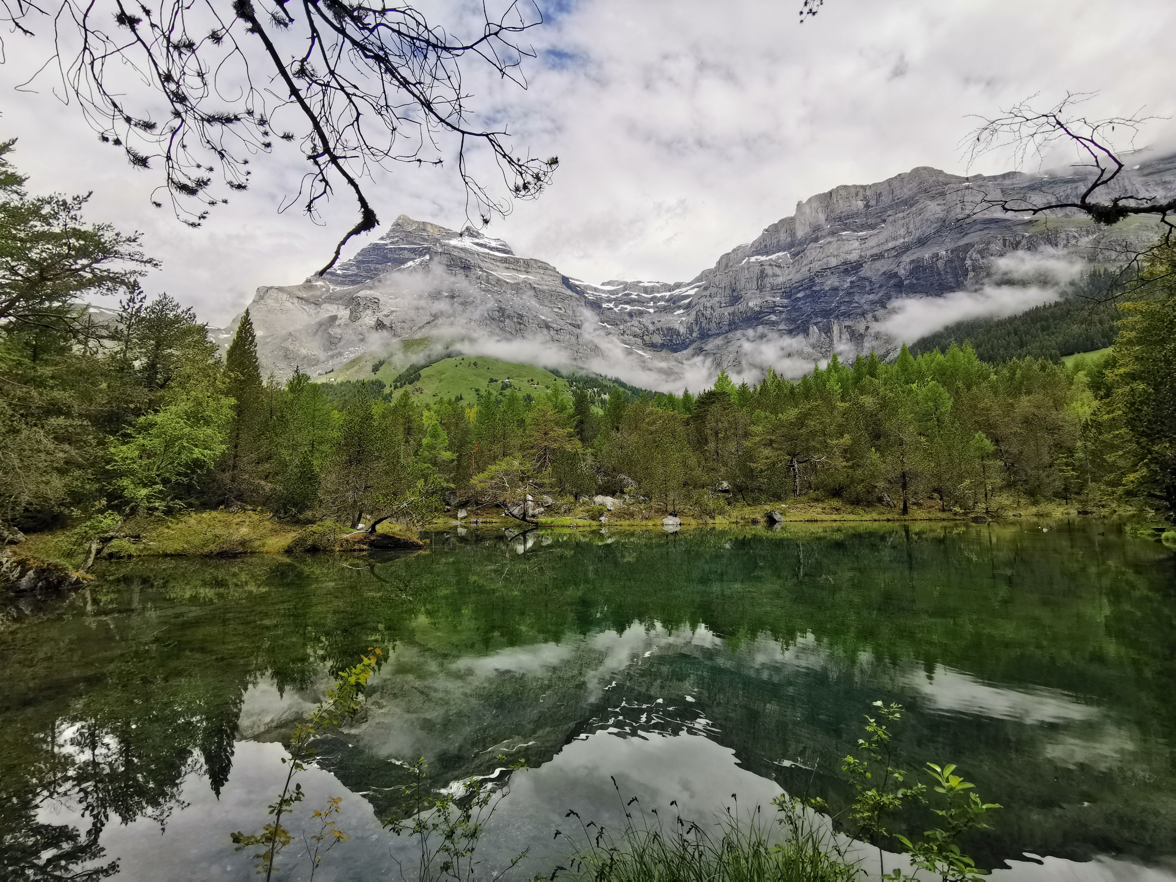 Derborence: Naturskön idyll vid sjön omgiven av berg och skog