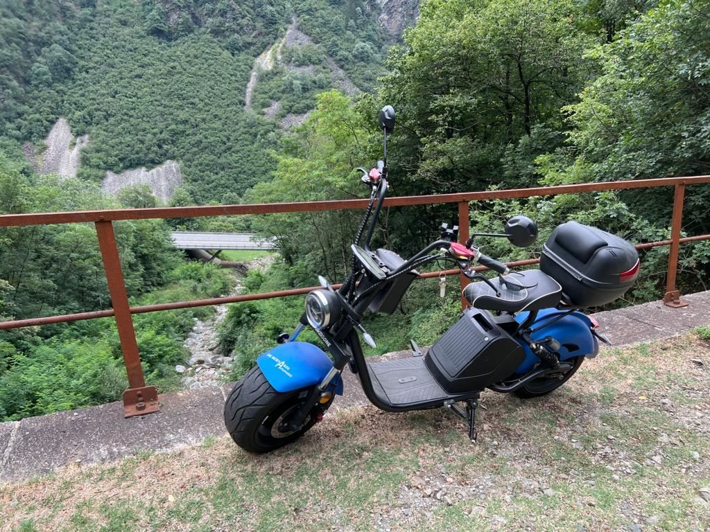 Experience the Misox with an electric scooter in green nature, ideal for adventure and relaxation.