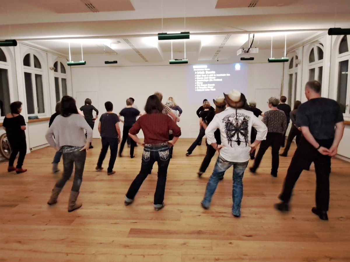Dança em Linha: Atividade em grupo para dançar com amigos num espaço moderno