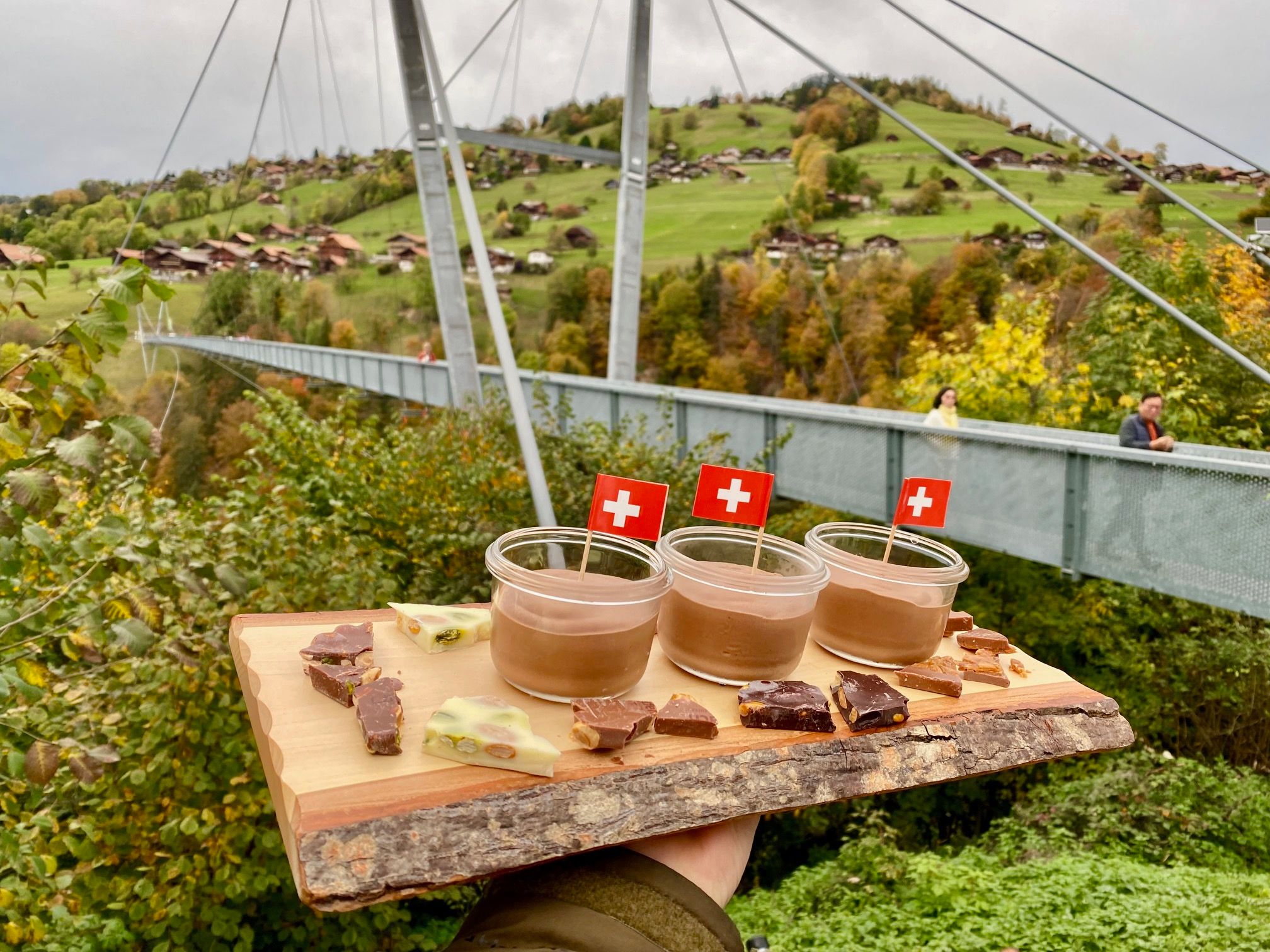 스위스의 풍미: 그림 같은 풍경과 스위스의 다리 앞에서 즐기는 간식들.