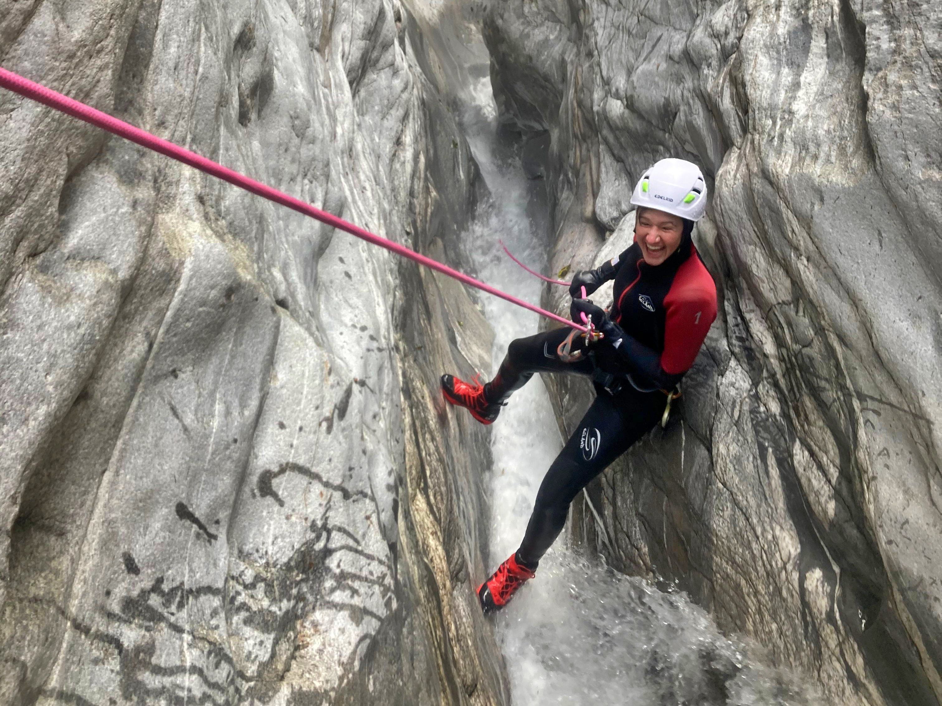 Spinning: Doświadcz ekscytującego zjazdu na linie w wąwozie Nala, otoczony zapierającą dech w piersiach naturą.