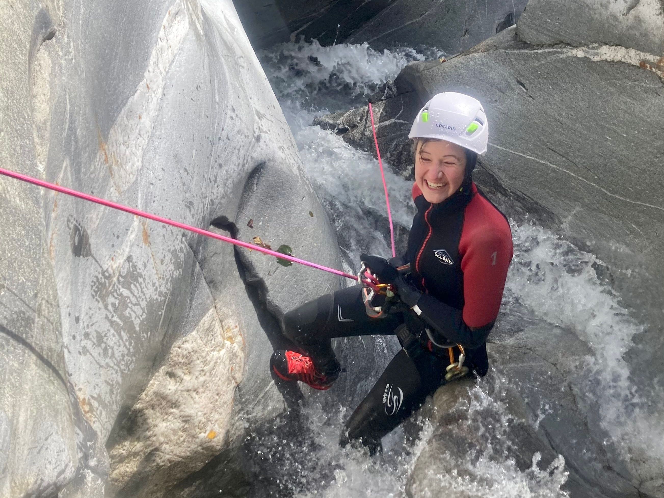 Spływ górski: Kobieta na przygodzie na łonie natury, otoczona wodą i skałami, aktywność letnia.
