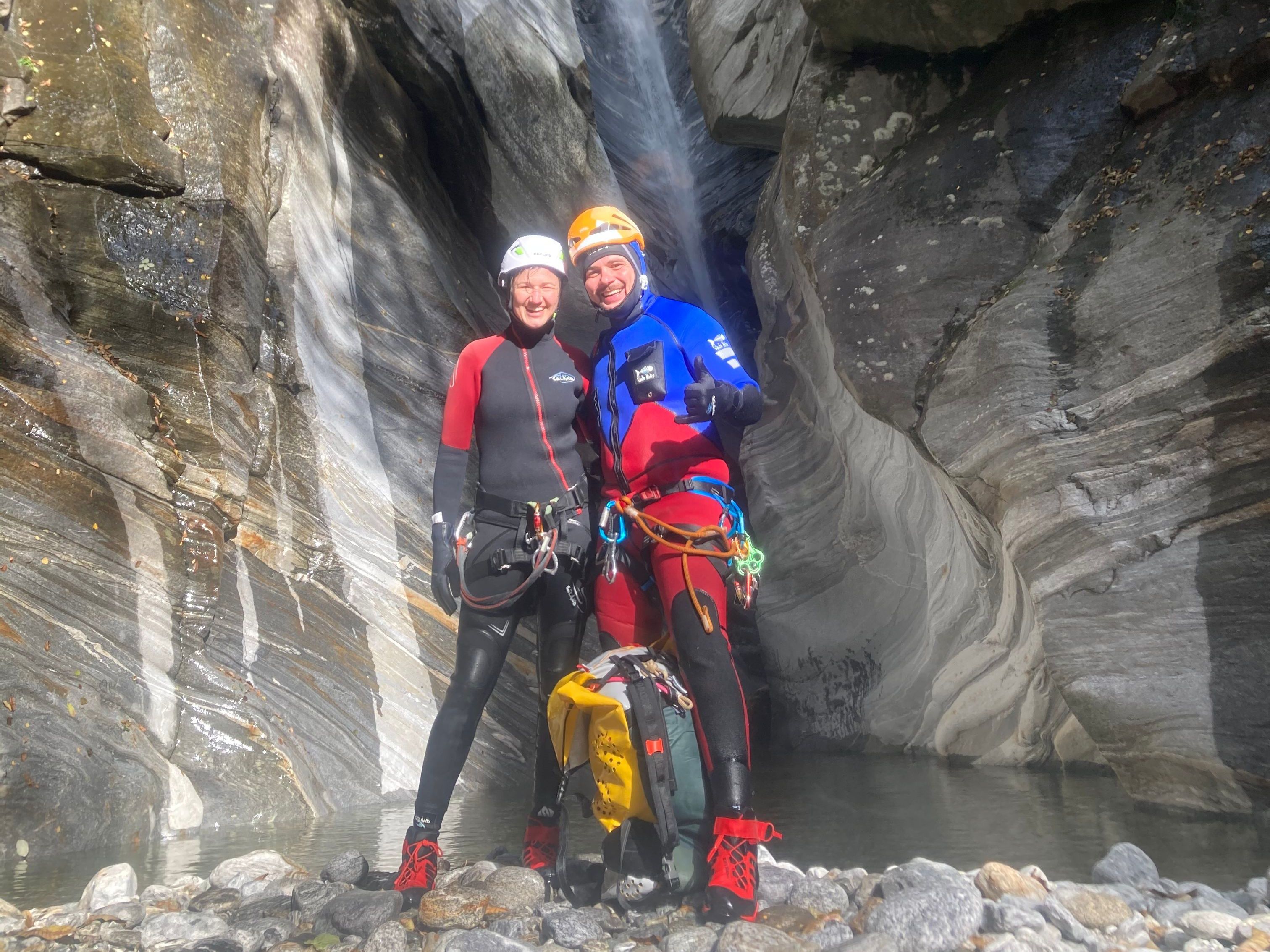 Canyoning: Zabawa w wspinaczkę z przyjaciółmi w Alpach przy słonecznej pogodzie