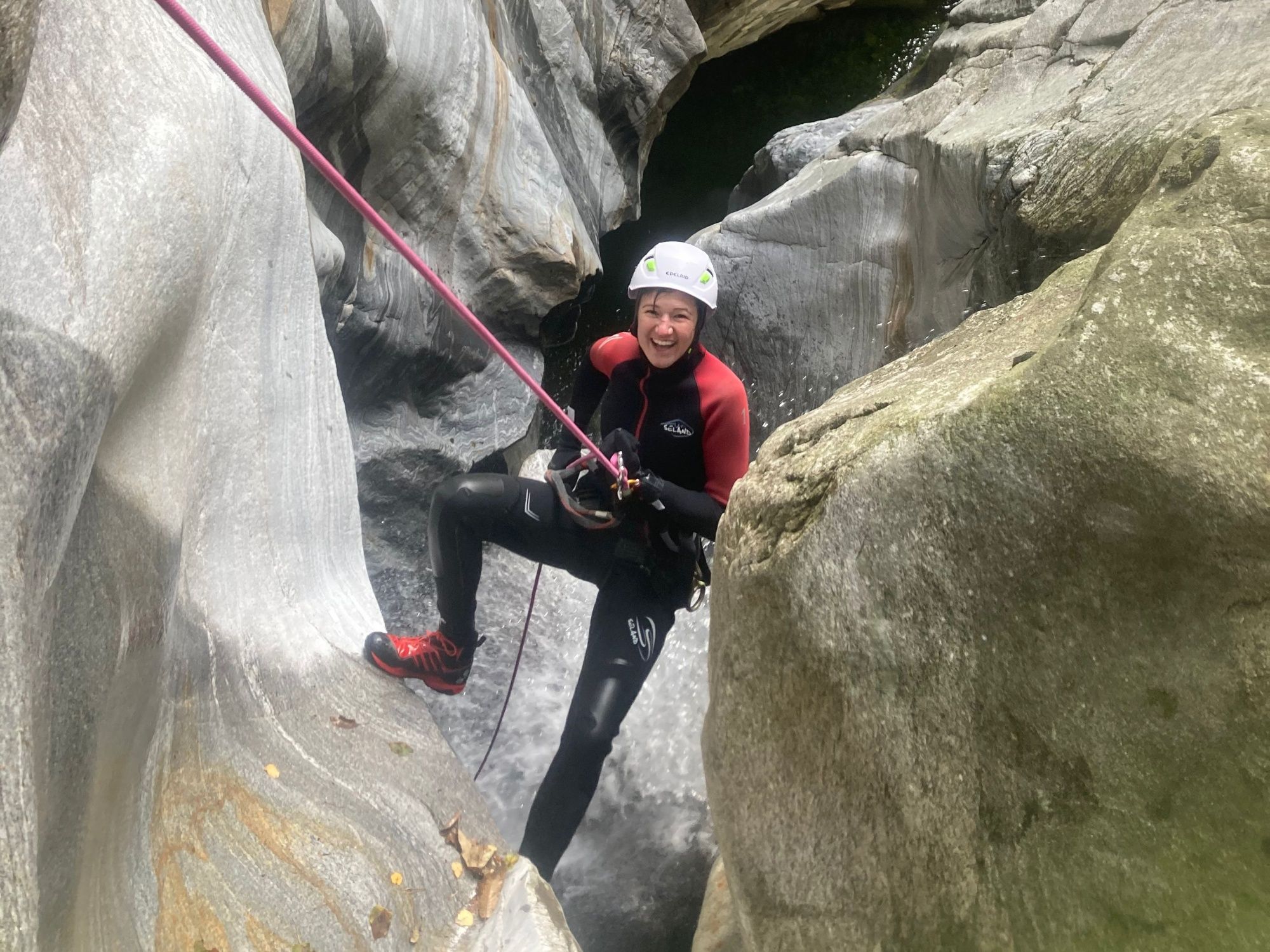 Spacery kanionowe: młoda kobieta zjazdowa w imponującym wąwozie na świeżym powietrzu, lato, przygoda.