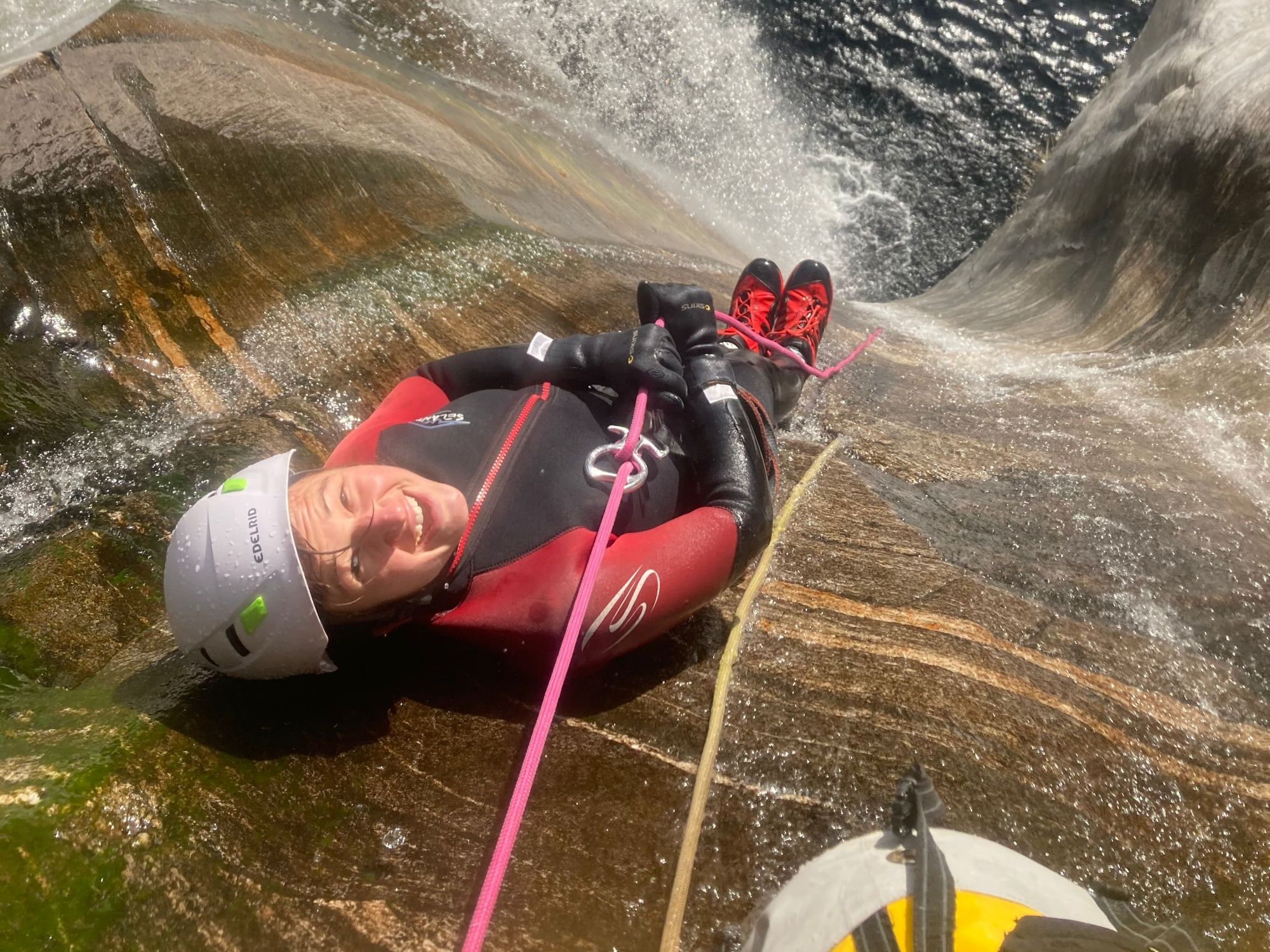 Rafting górski: Kobieta zjeżdża w dzikiej wodzie w parku natury, zabawa latem, czysta przygoda.