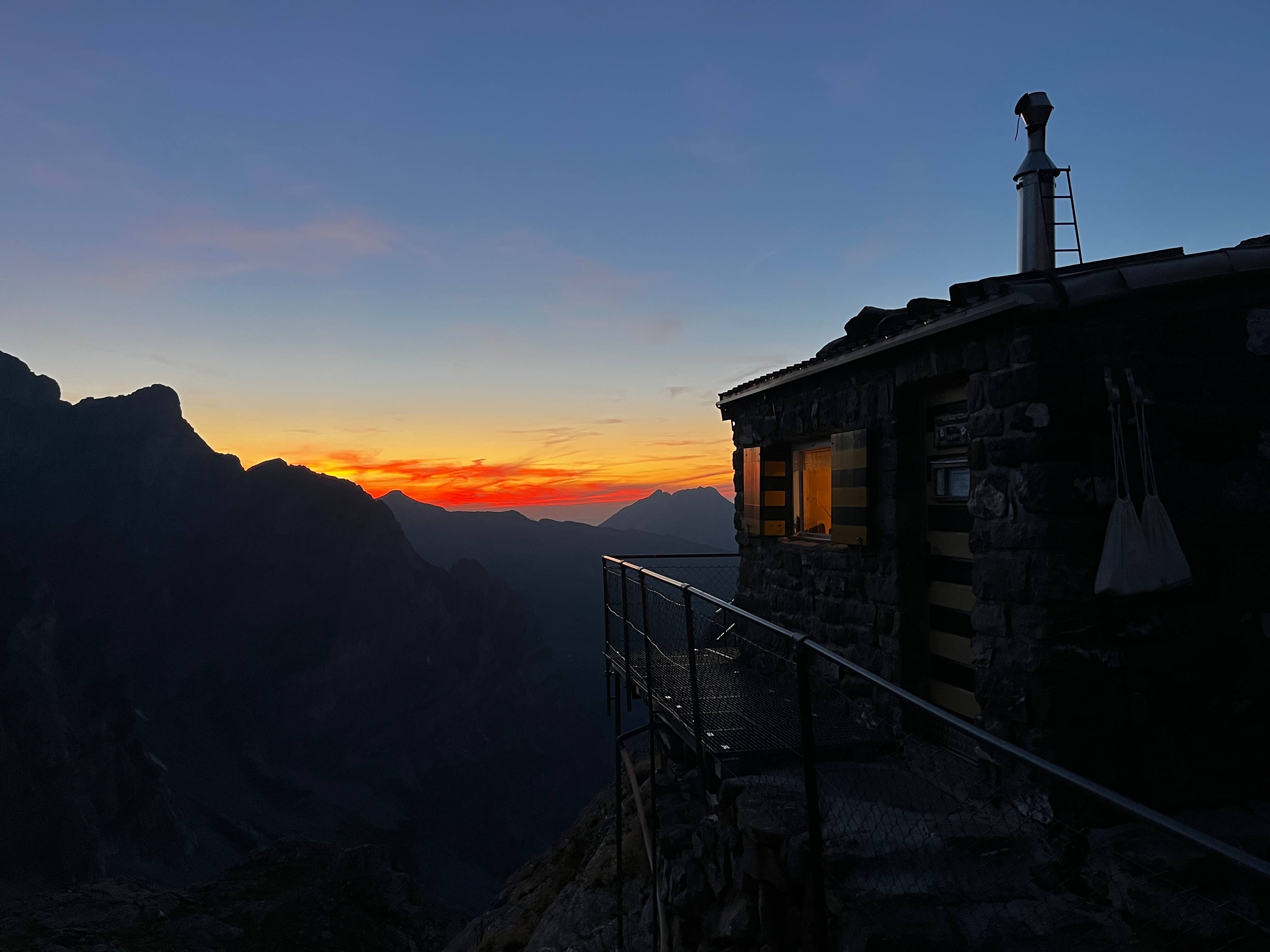 Vandre i Uri-landet med udsigt over en farverig solnedgang over bjergene