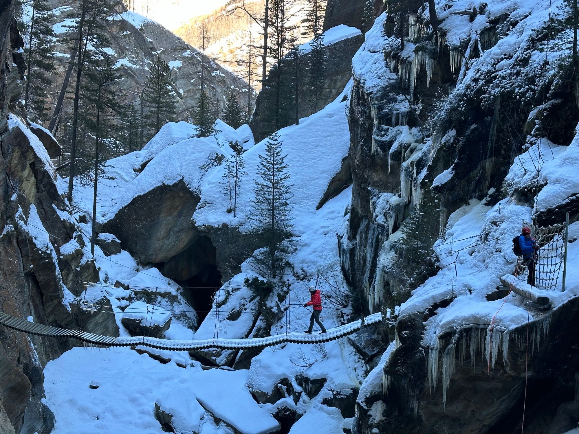 Via ferrata in winter: Enjoy the snow-covered mountains and the charming nature during the winter hike.