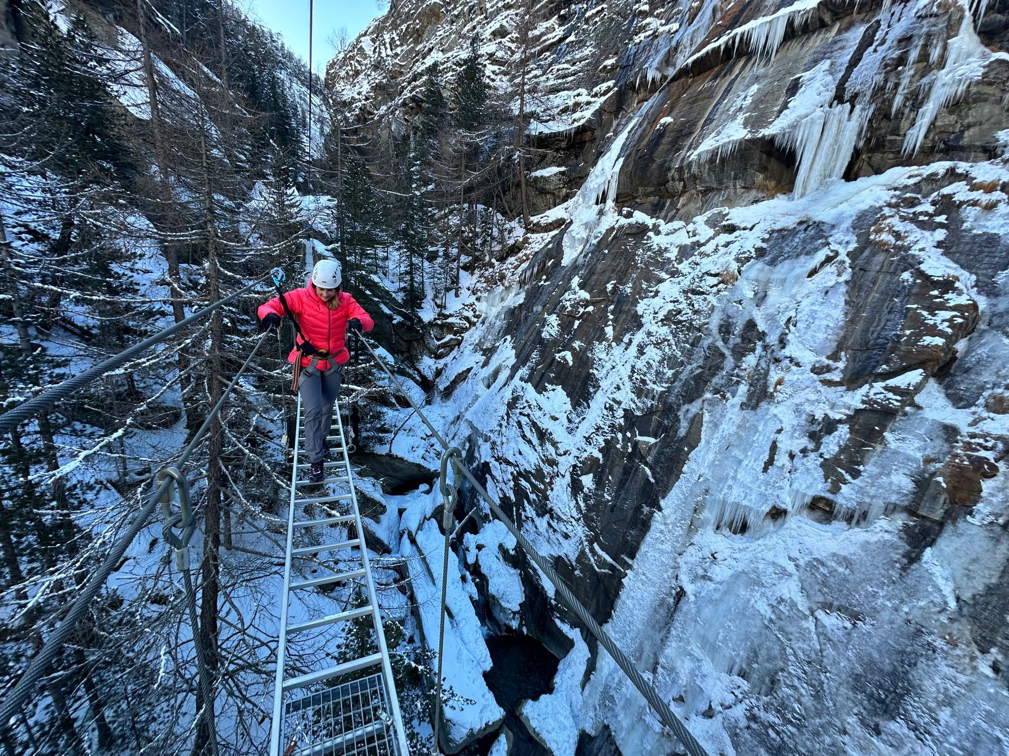 Via ferrata in winter: Safely hike through the snowy mountainous landscape and discover nature.