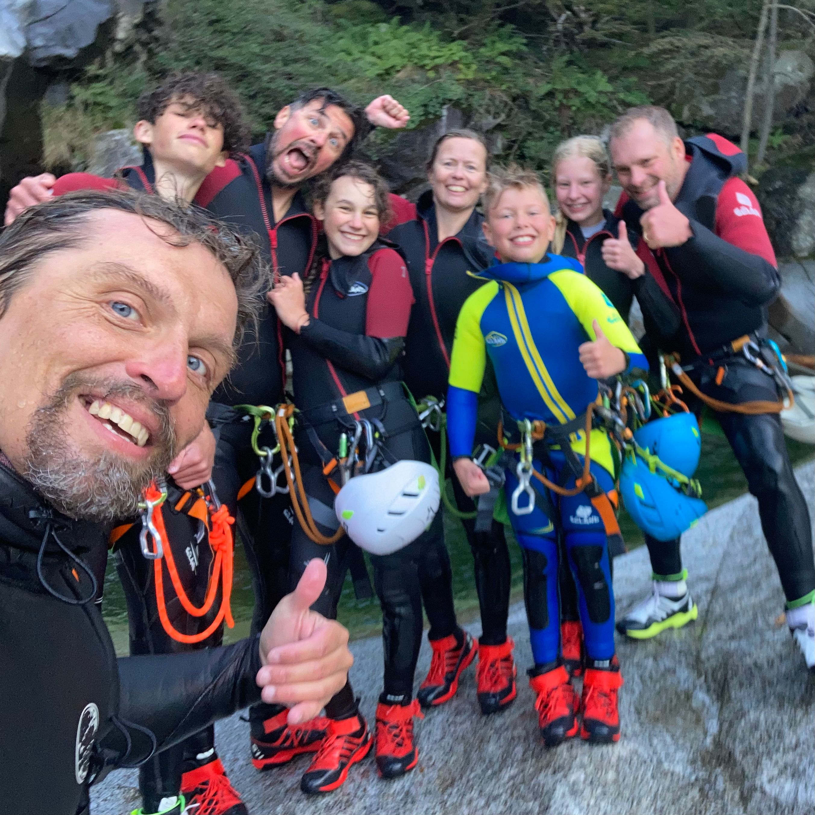 Μπέγκερα: Οικογένειες που απολαμβάνουν κανιονισμό στη φύση με διάφορες δραστηριότητες και πολύ διασκέδαση.