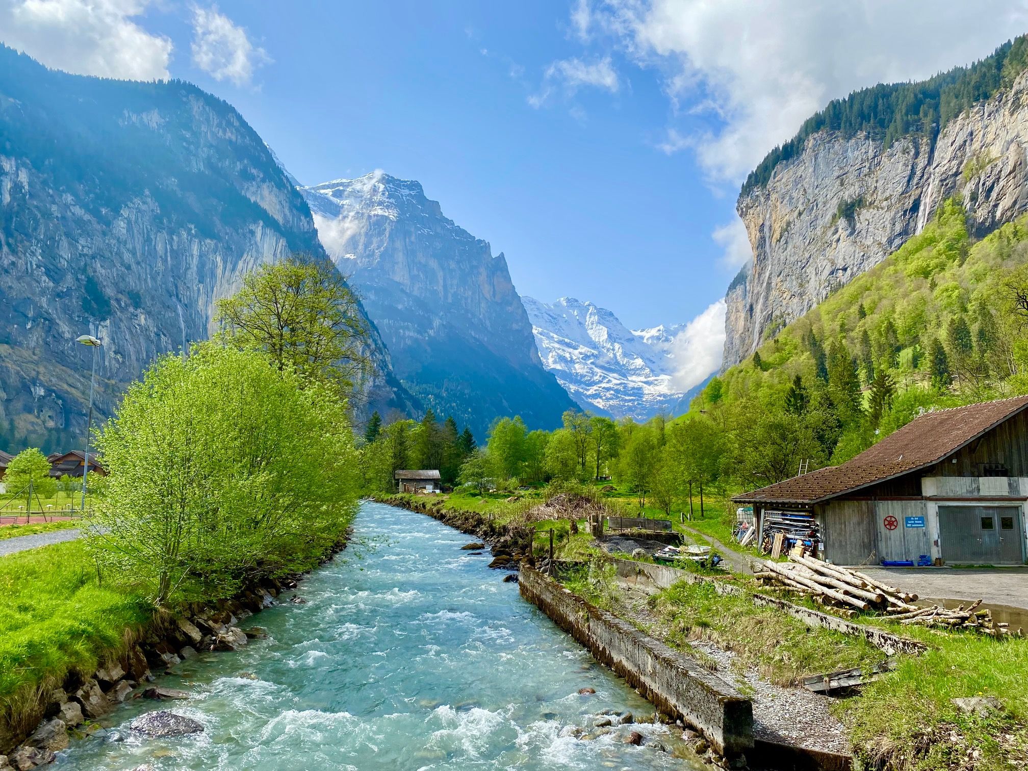 Jungfrau region: Řeka a působivé hory v přírodě Švýcarska v létě