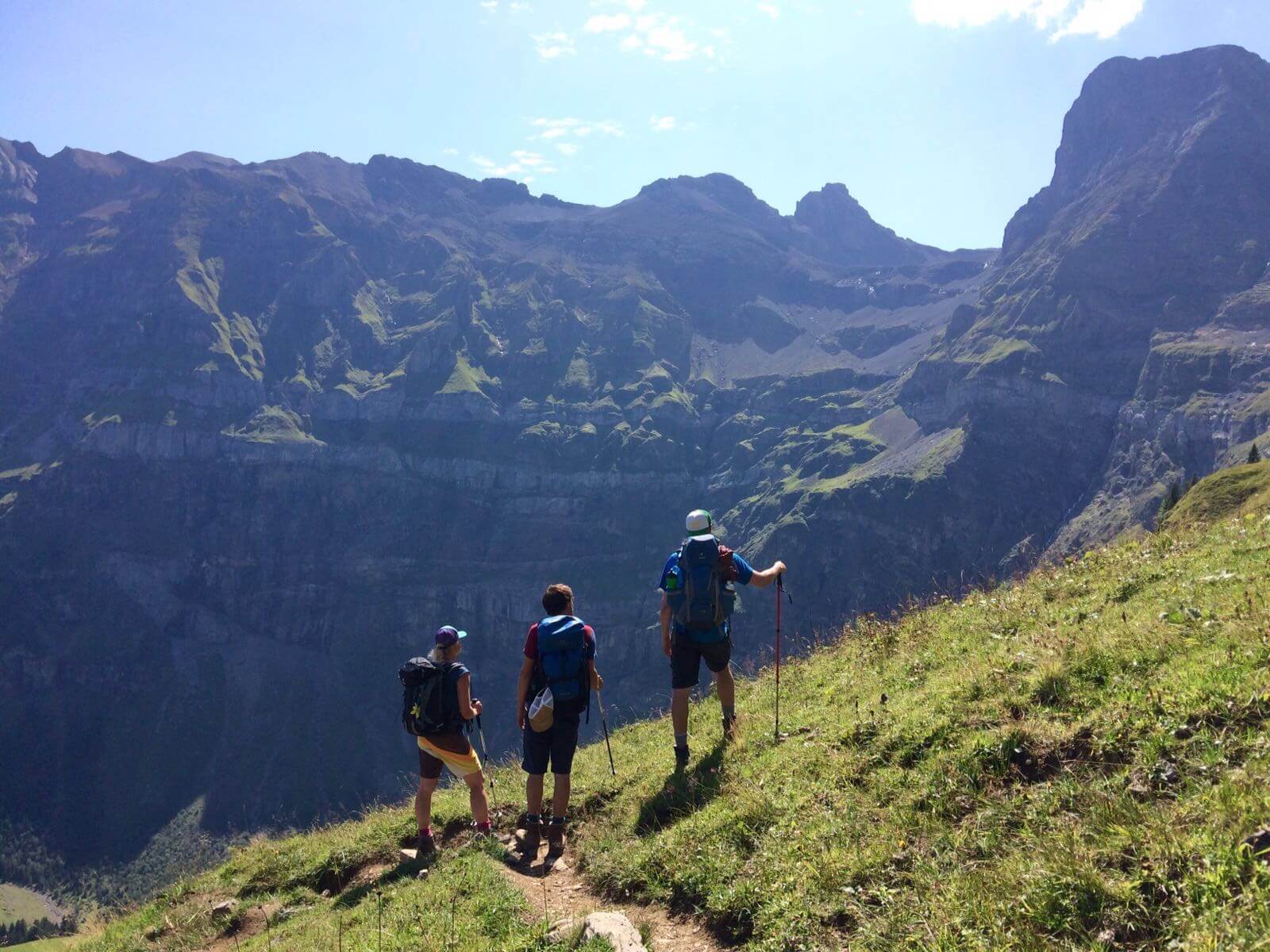 Vandring i Uri-landet med udsigt over bjergene og naturpanoramaet. Oplev de alpine skønheder.