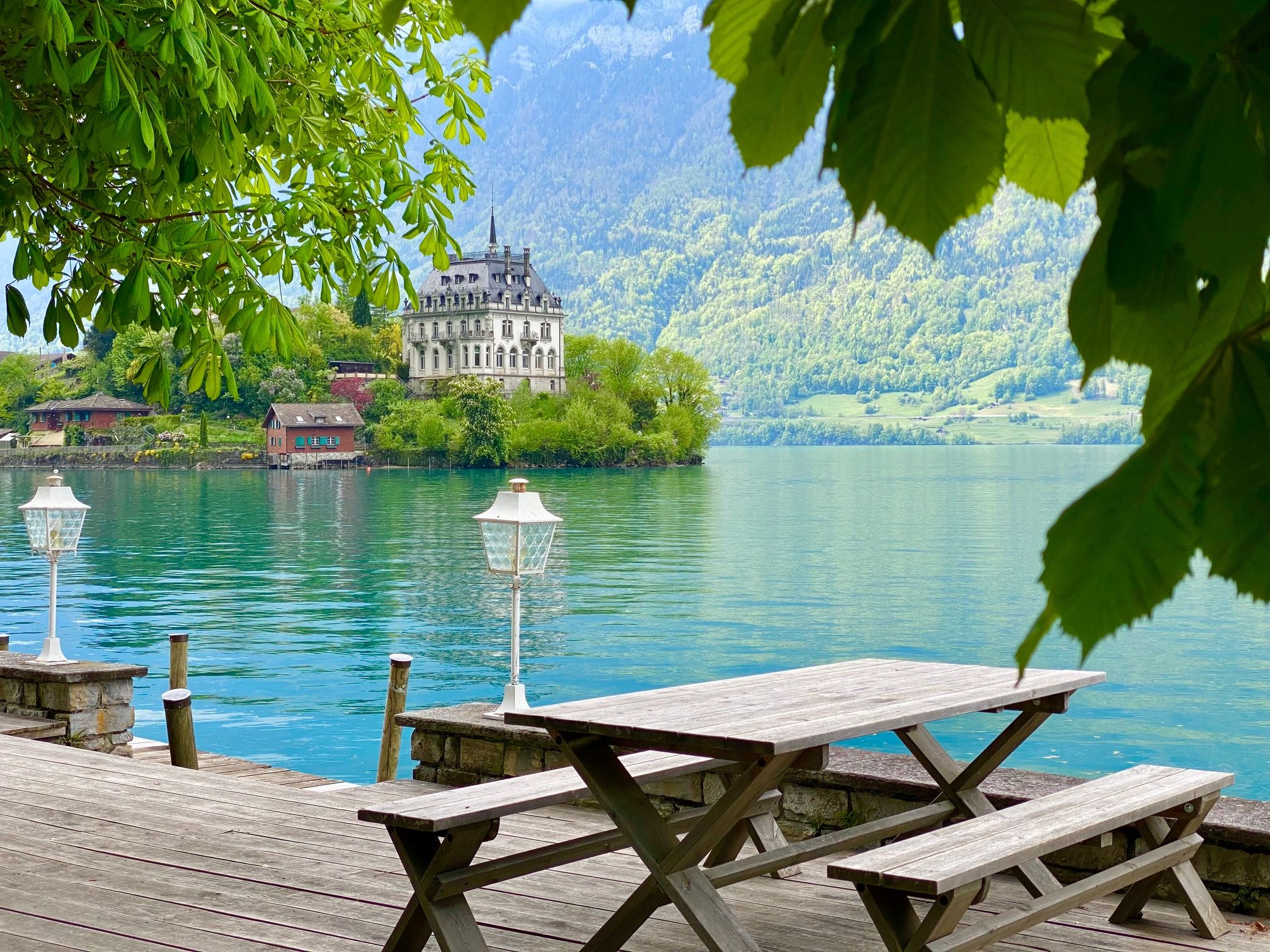 Jungfrau Region: Výhled s idylickým pohledem na hory a břeh v létě.