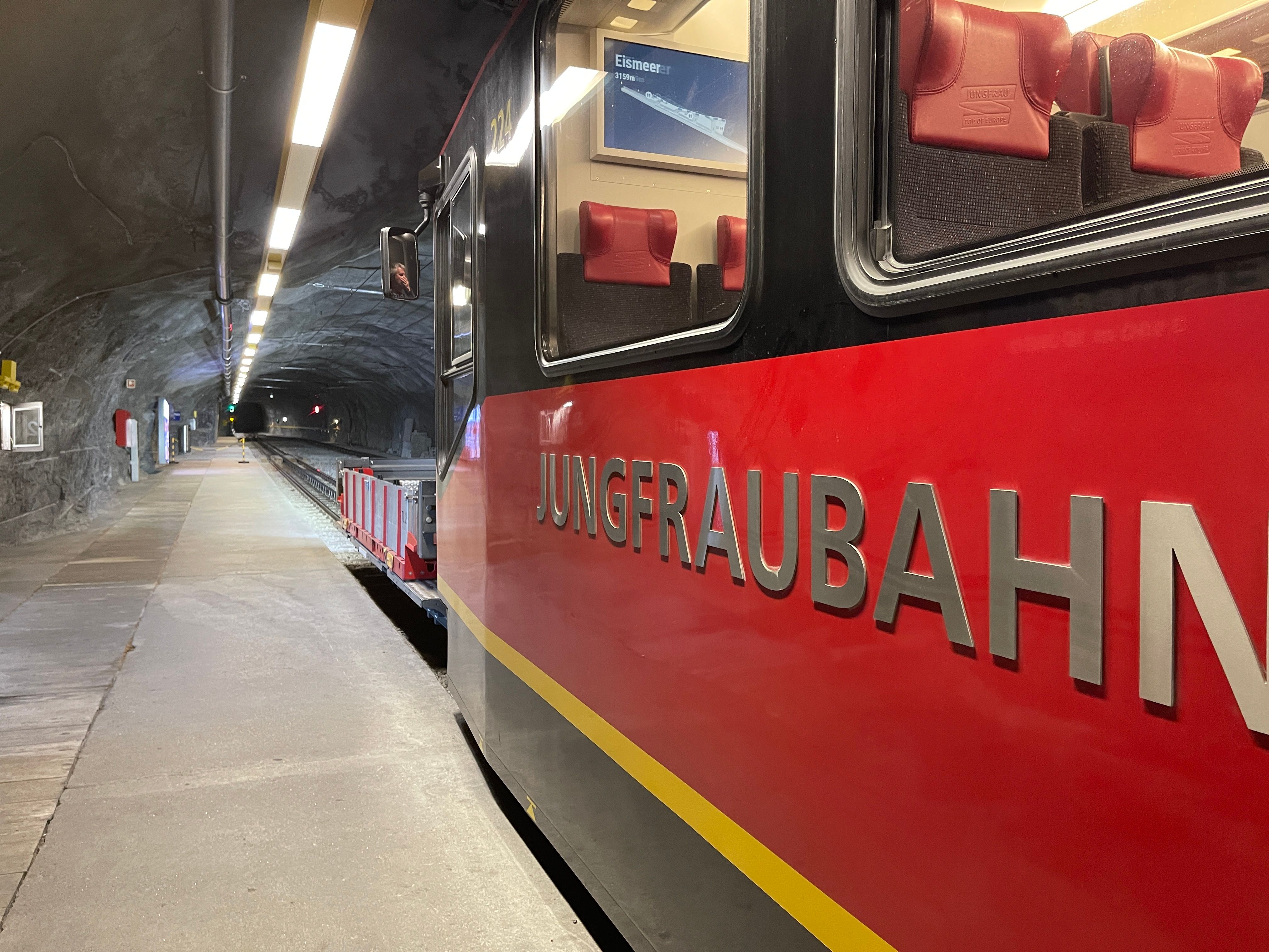 Jungfraubahn im Bahnhof, rote Lokomotive, Tunnelambiente