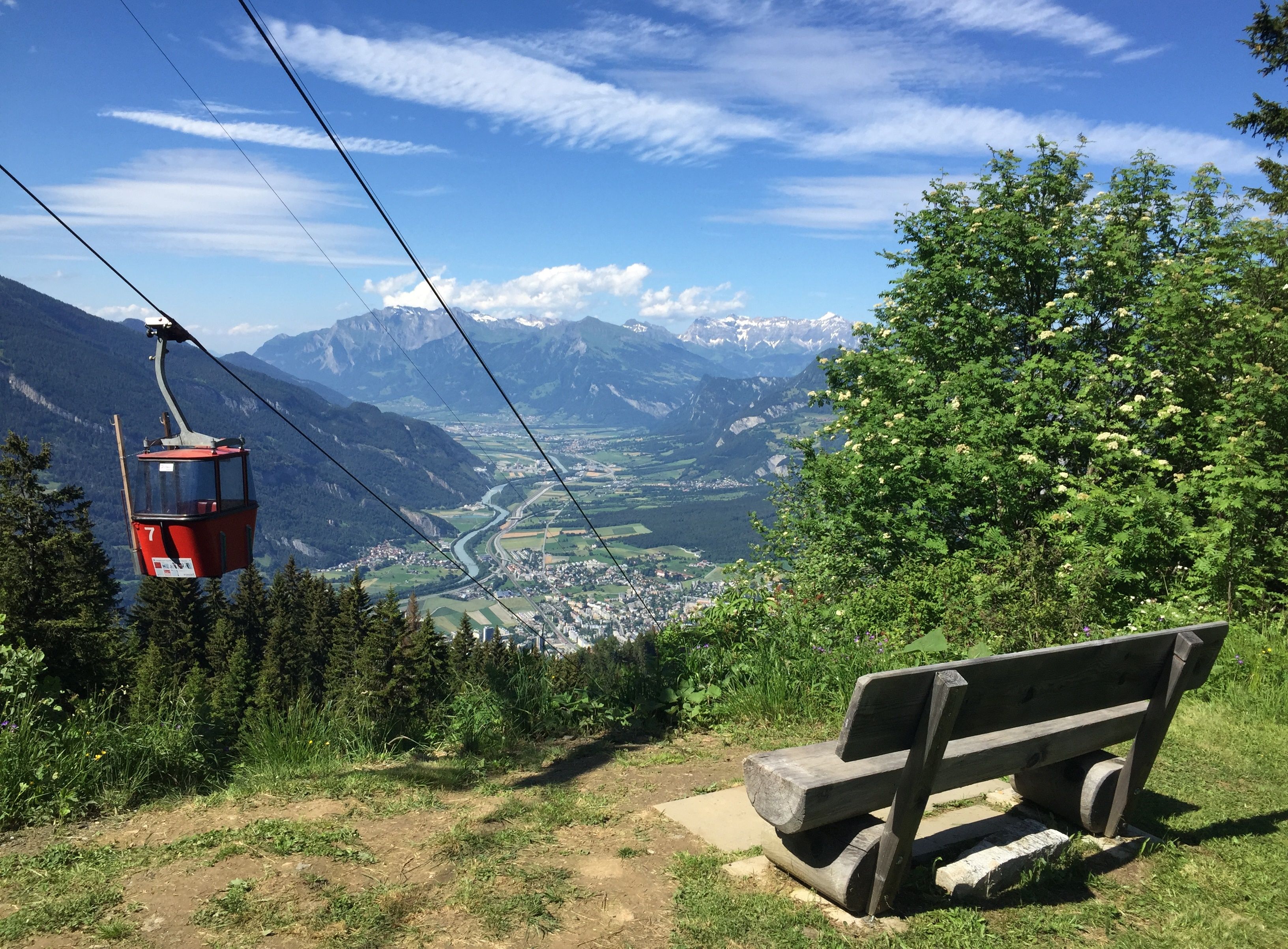 Pendakian menikmati sendiri dengan pemandangan Chur, pemandangan Alpen, dan kereta gantung.