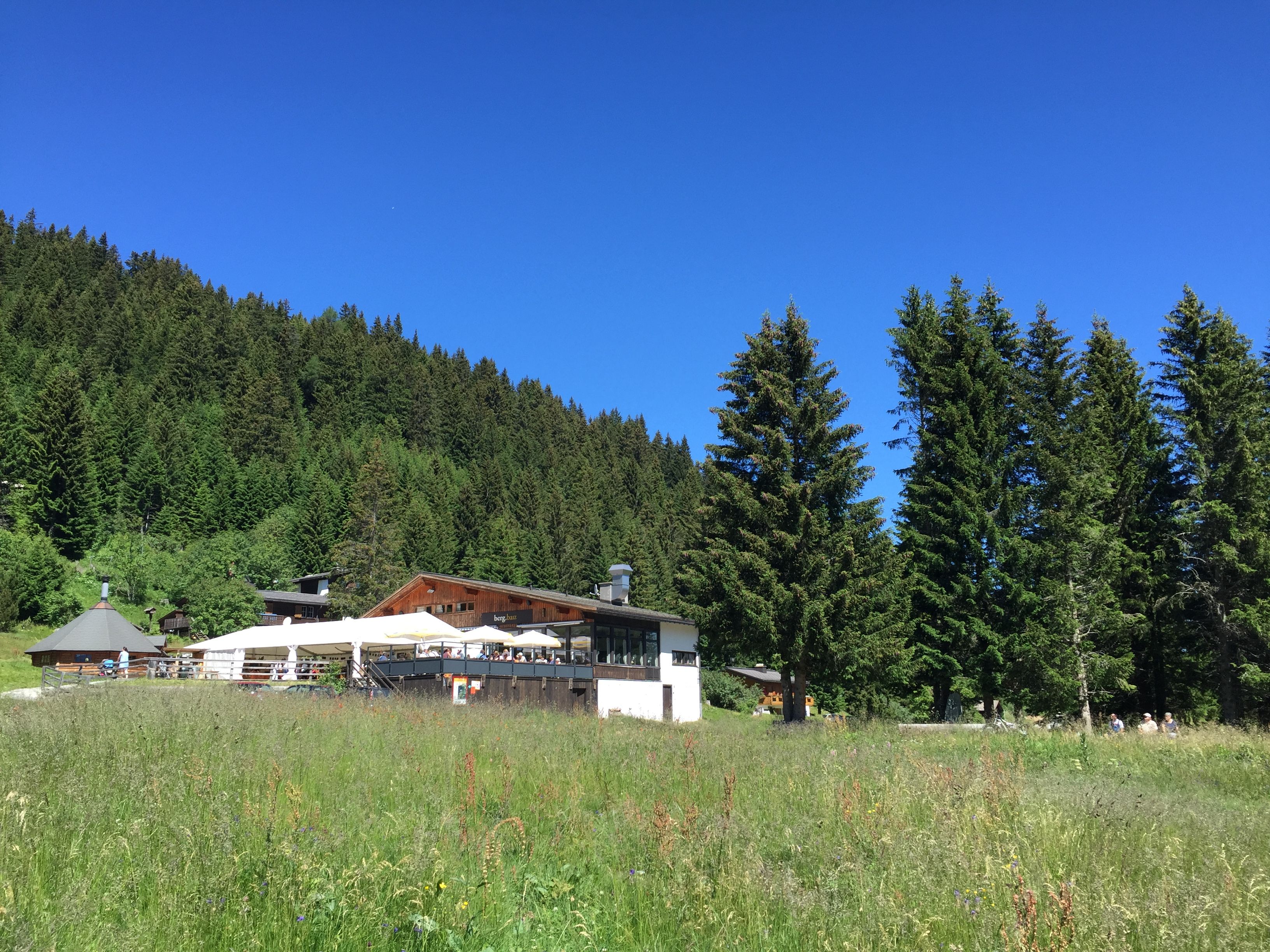 Jalan-jalan menikmati di Chur dengan suasana santai dan alam sekeliling