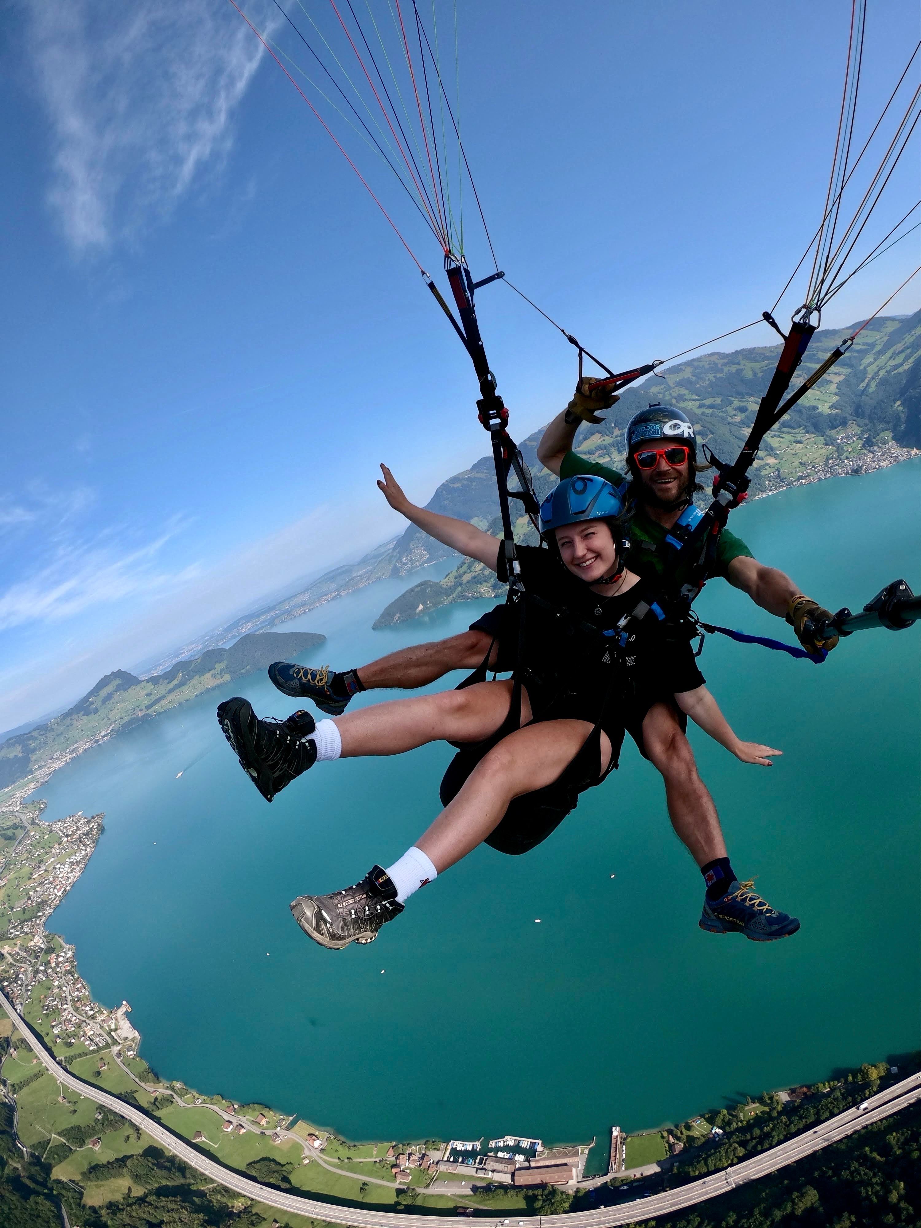 SkyGlide：在维尔瓦尔德施泰特湖上滑翔，俯瞰周围的风景。