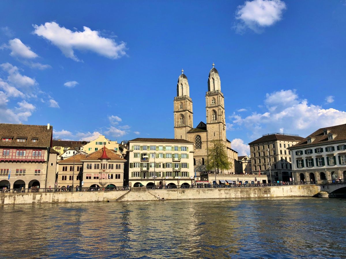 Zürich Altstadt mit Blick auf die Limmat und Fraumünster