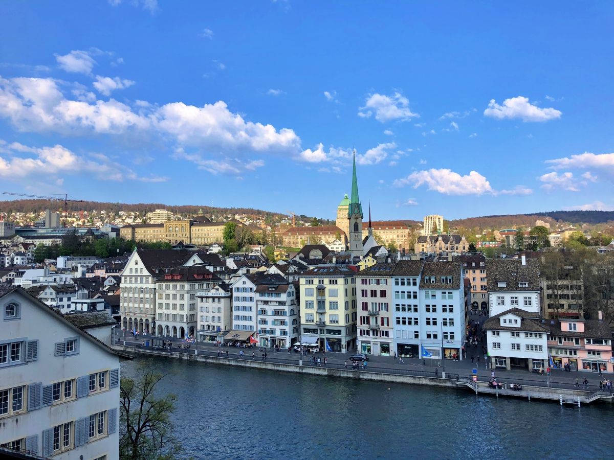 Tour de Rheinfall en Zúrich con vista al casco antiguo y al río
