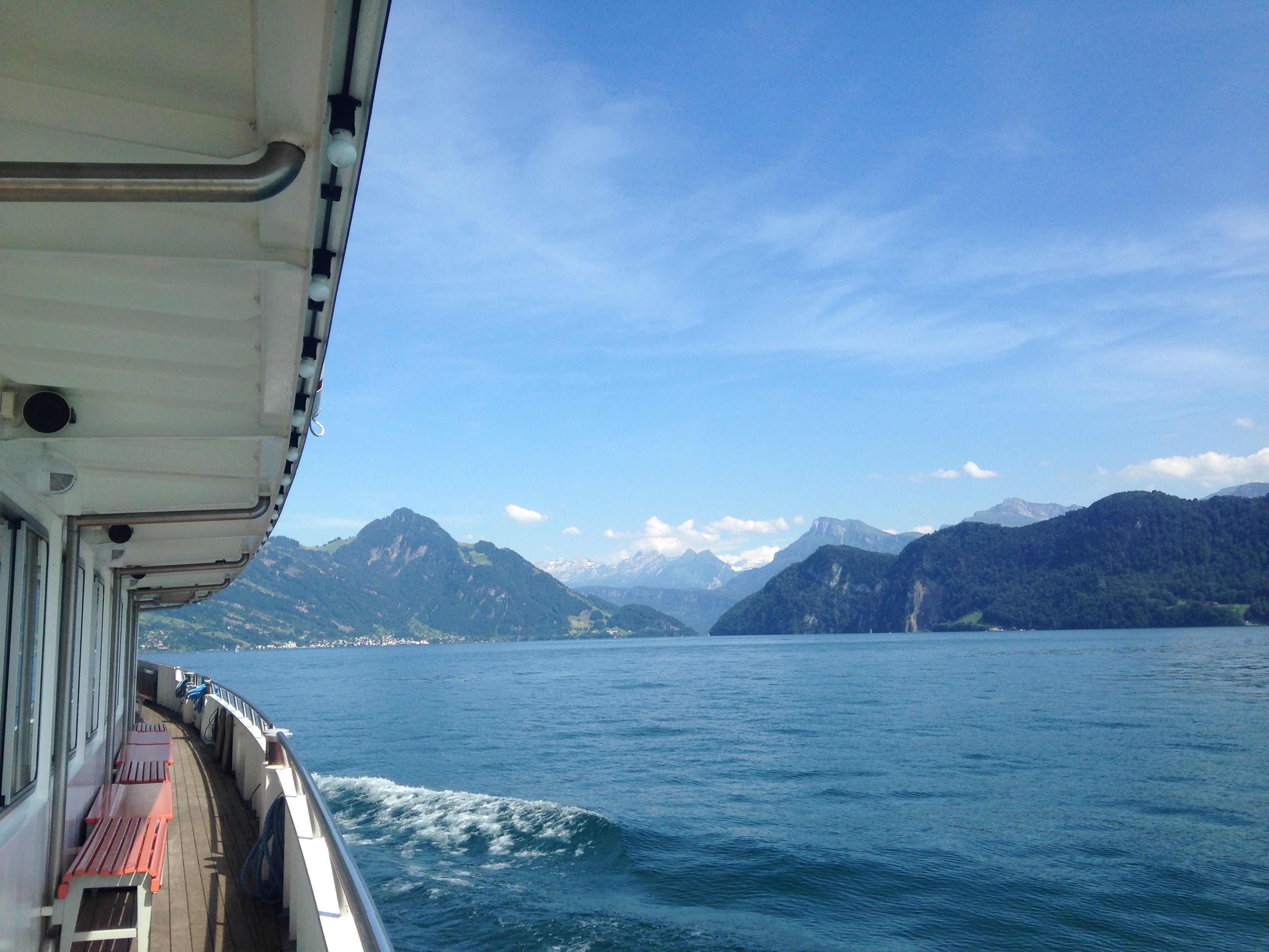 Navigazione sul Lago di Lucerna con vista sulle montagne e sull'acqua