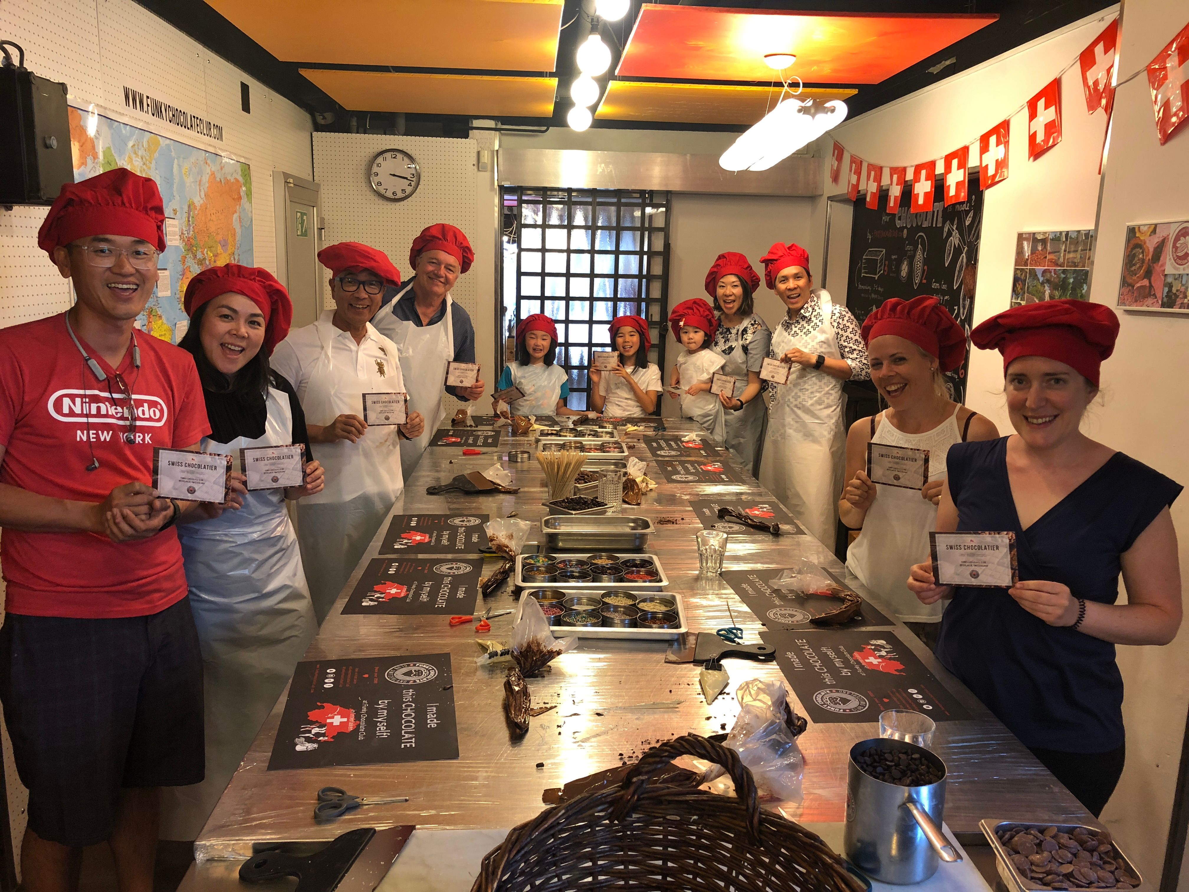 Funky Chokoladeklub med deltagere, der laver chokolade