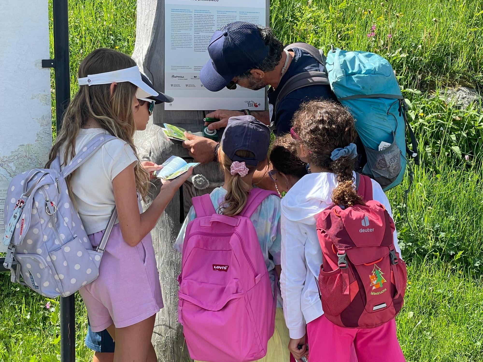 Obóz dla dzieci St. Moritz: dzieci poznają naturę poprzez zabawę z przewodnikami. Aktywności letnie dla grup.