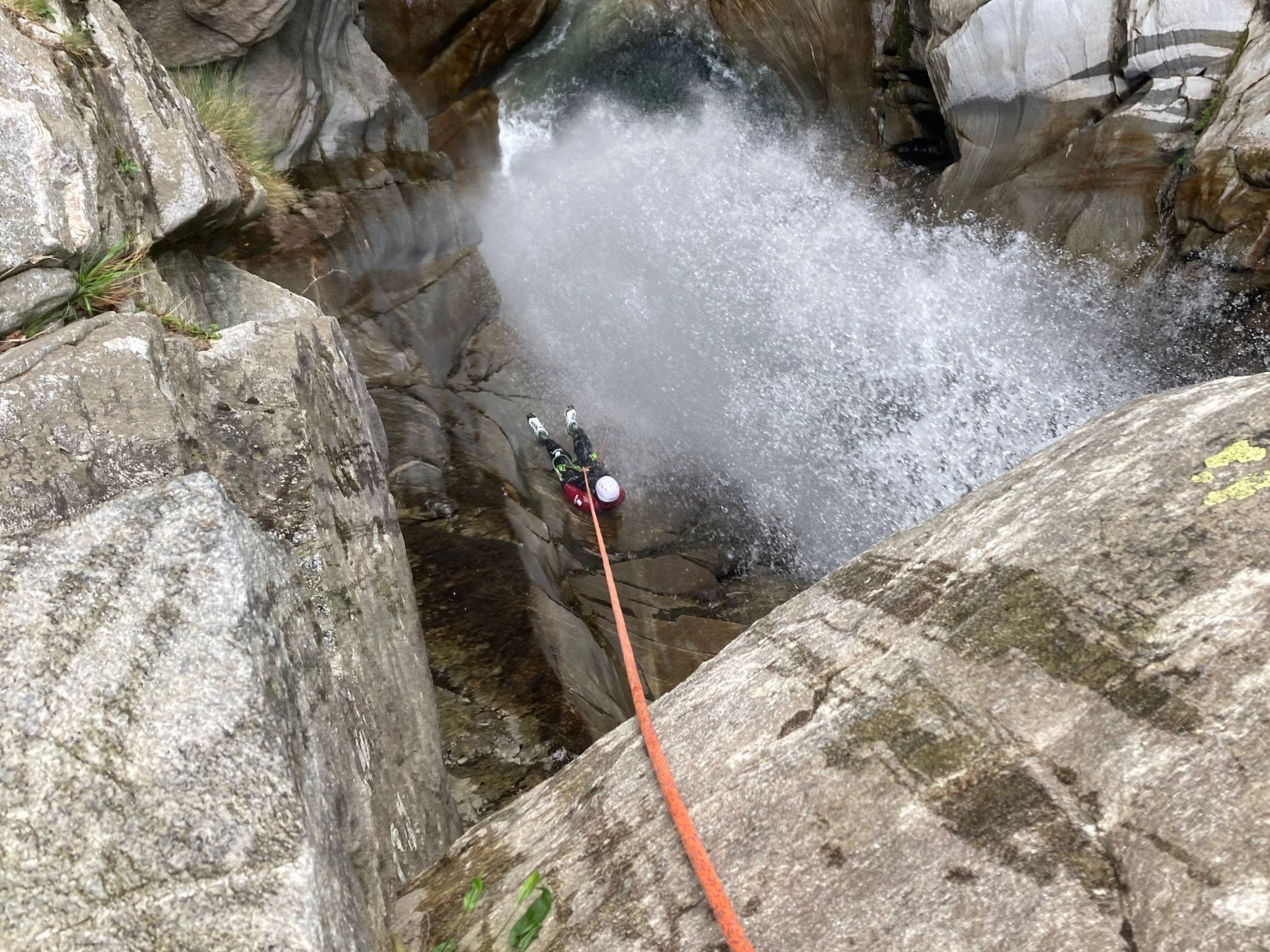 Spływ kanionowy Iragna: imponujące wodospady, przygoda w naturze dla grup i dzieci.