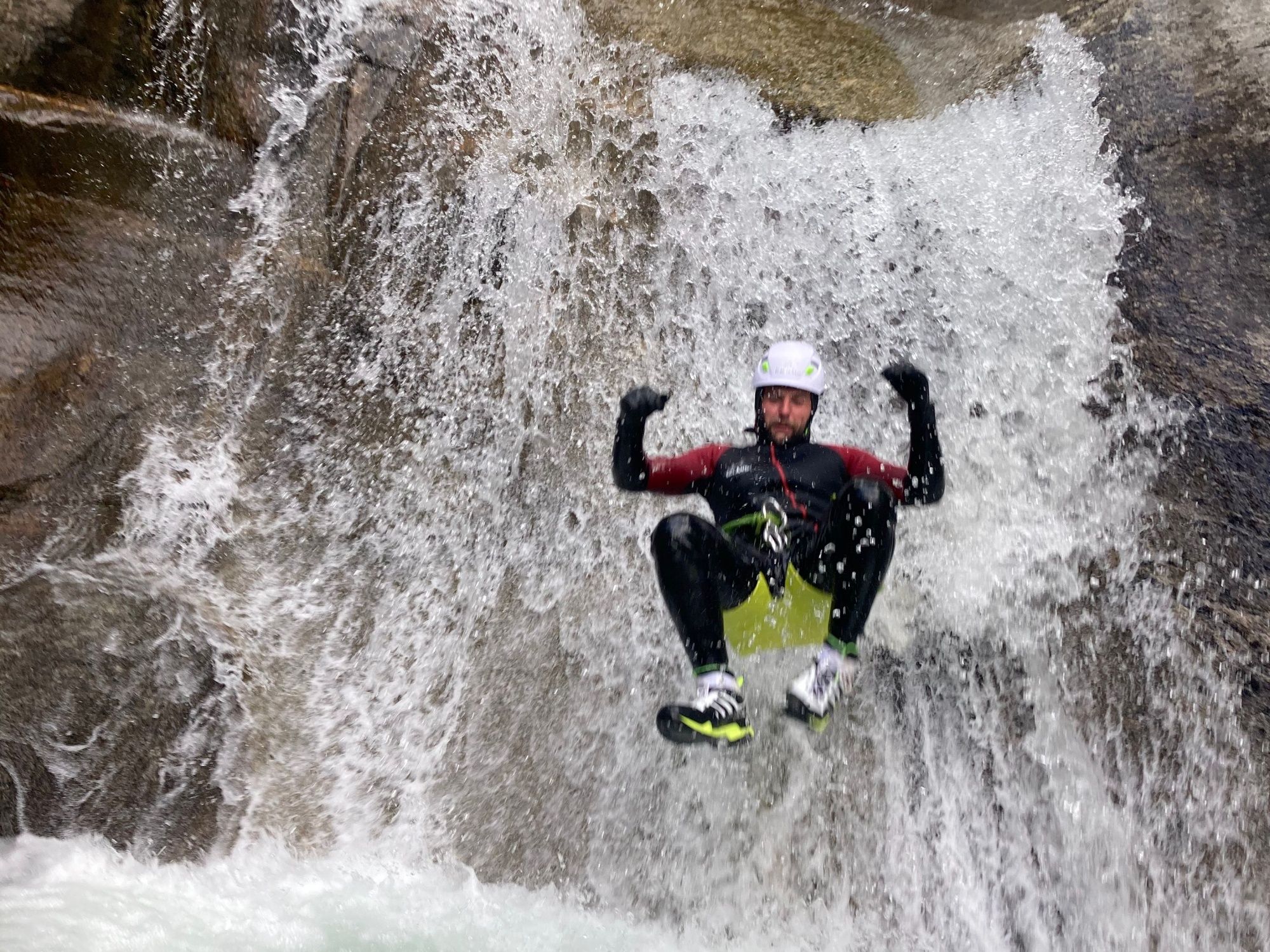 Spływ canyoningowy Iragna: Przygoda z sportami wodnymi podczas zjazdu do wąwozu, spektakularna natura i dobra zabawa.
