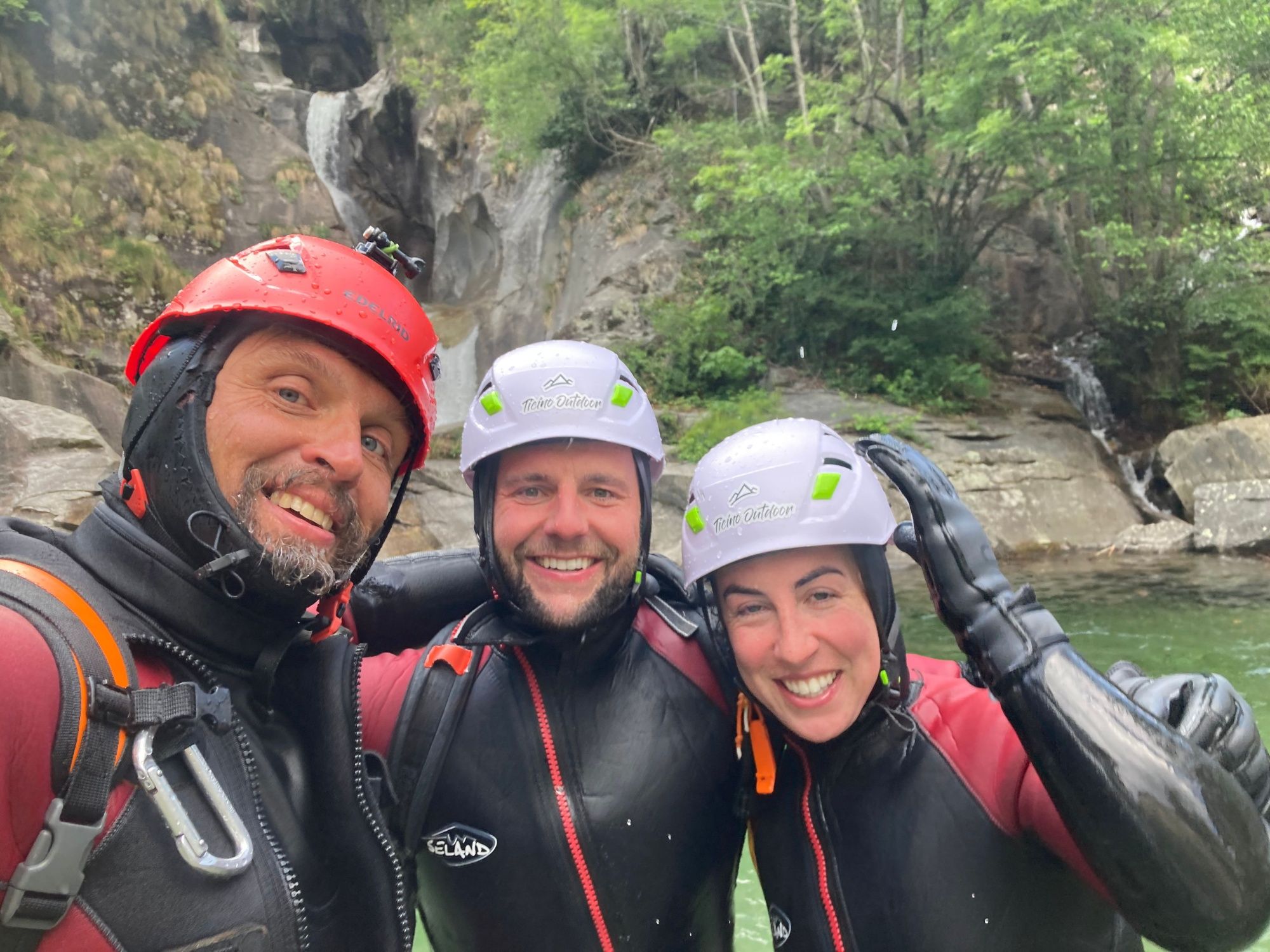 Spływ kanionowy Iragna на каньоні: przeżyj przygodowe chwile z przyjaciółmi na łonie natury latem.