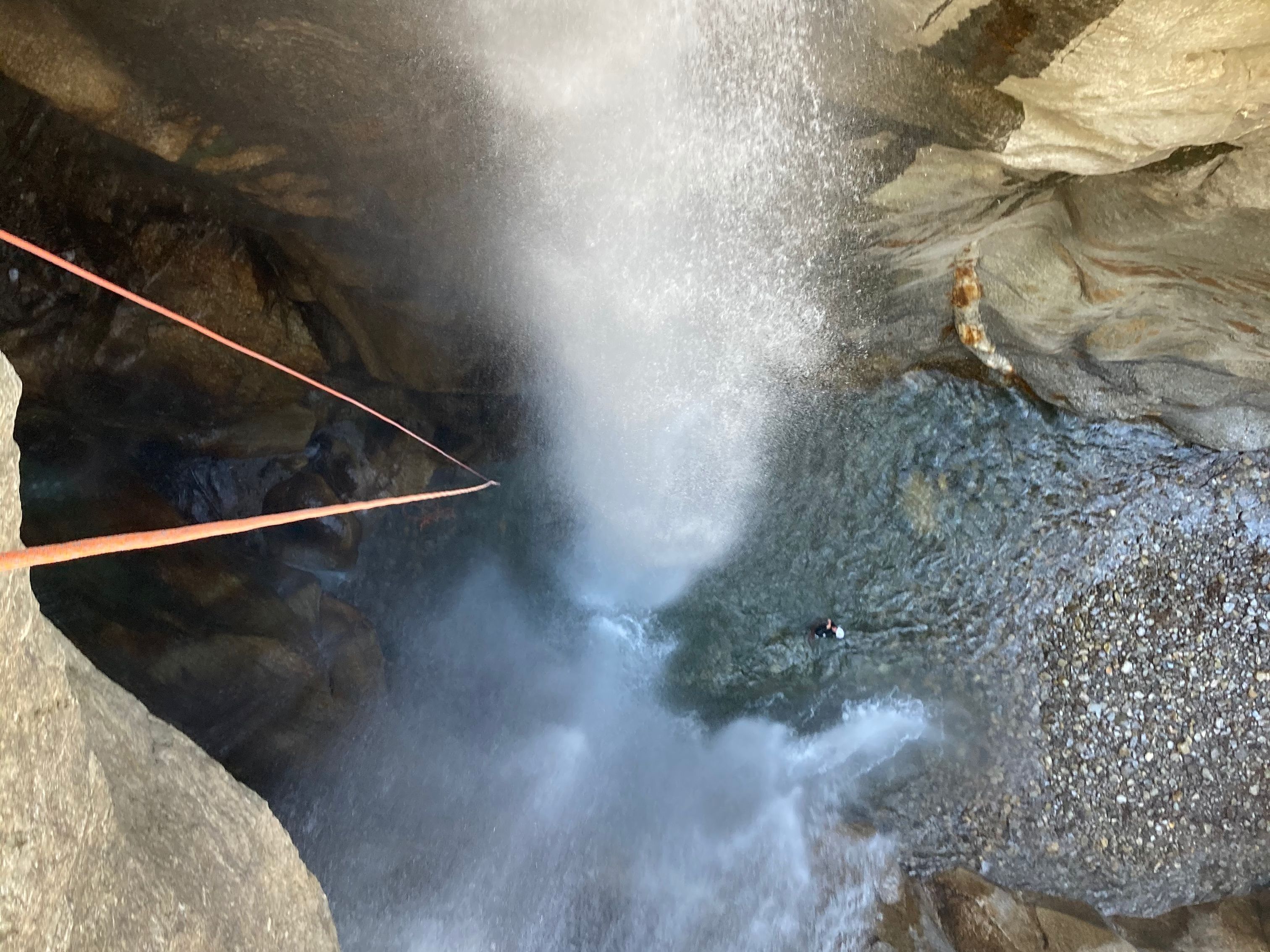 Gola di Pontirone: Esperienza di canyoning nella natura, ideale per avventure e gruppi in estate.