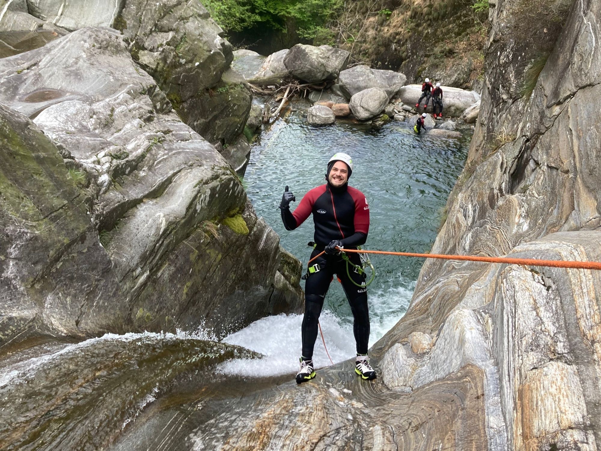 Canyoning nel Maggiatal: Vivi avventure nella natura affascinante e goditi l'estate.