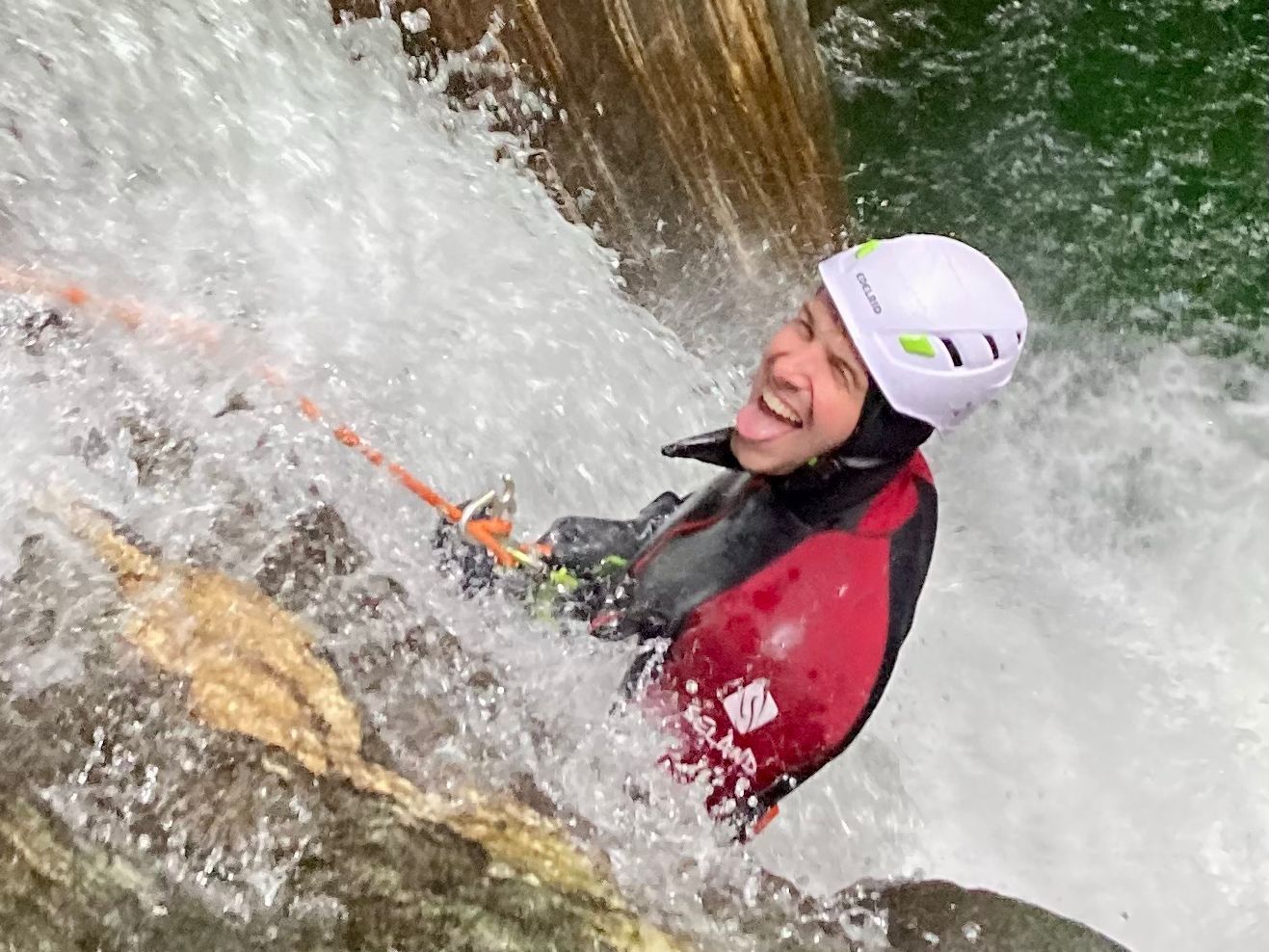 Canyoning nel Maggiatal: emozionante tour di arrampicata con amici nella natura, ideale per gli avventurieri.