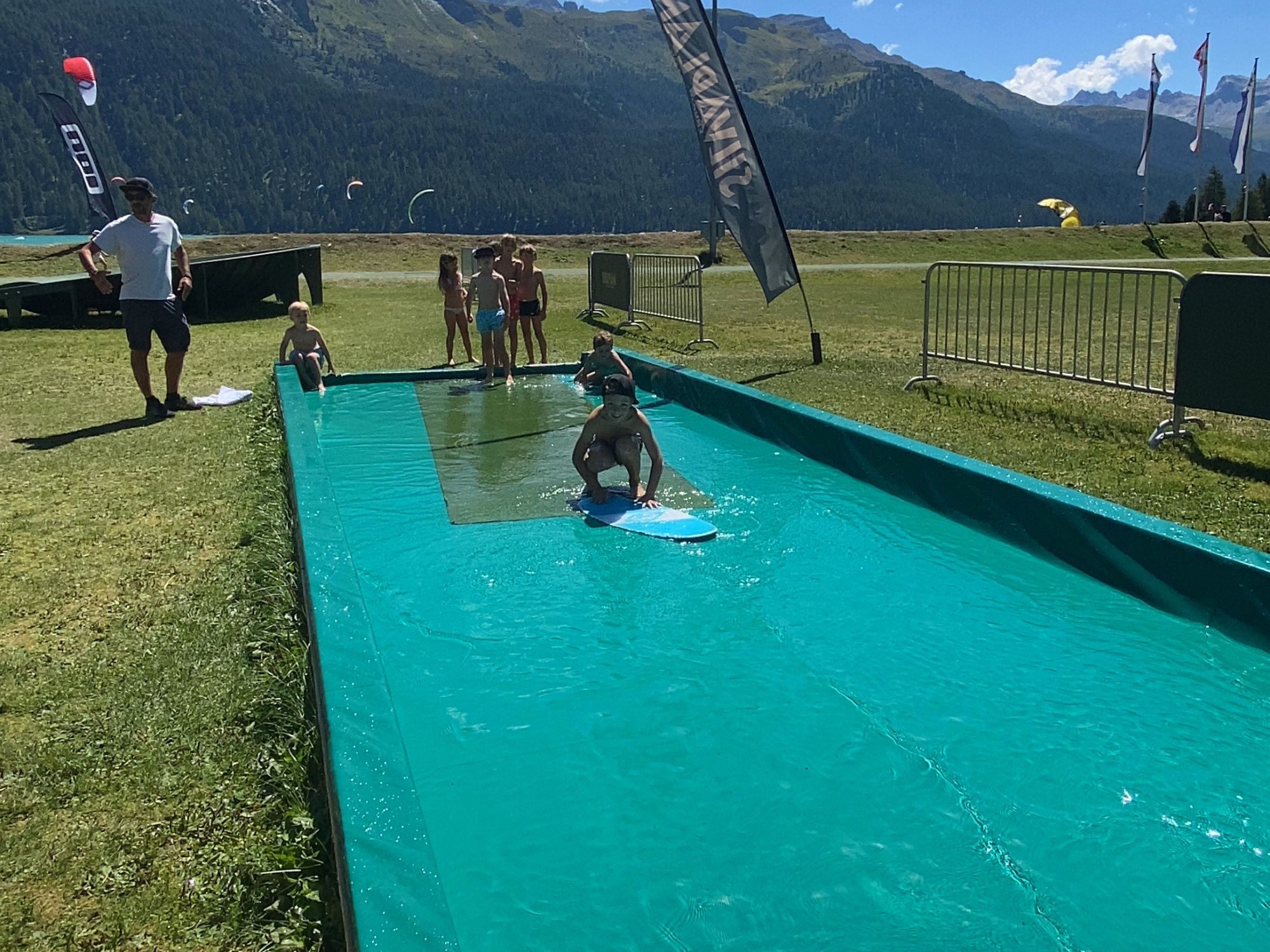 Obóz dla dzieci w St. Moritz: dzieci odkrywają sport water-sport latem w górach.