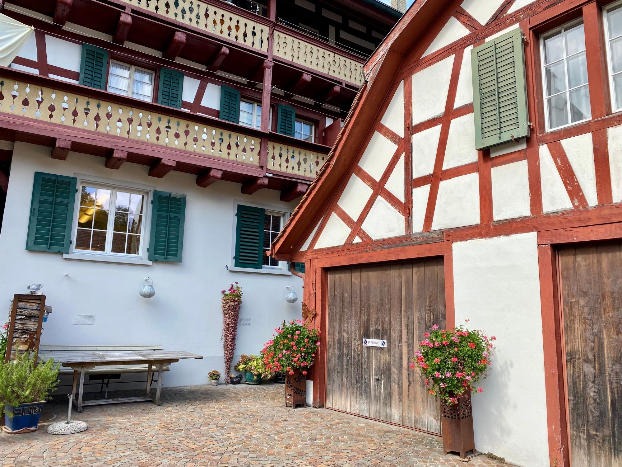 Moinho: Casa tradicional em madeira rodeada de flores com detalhes bonitos.