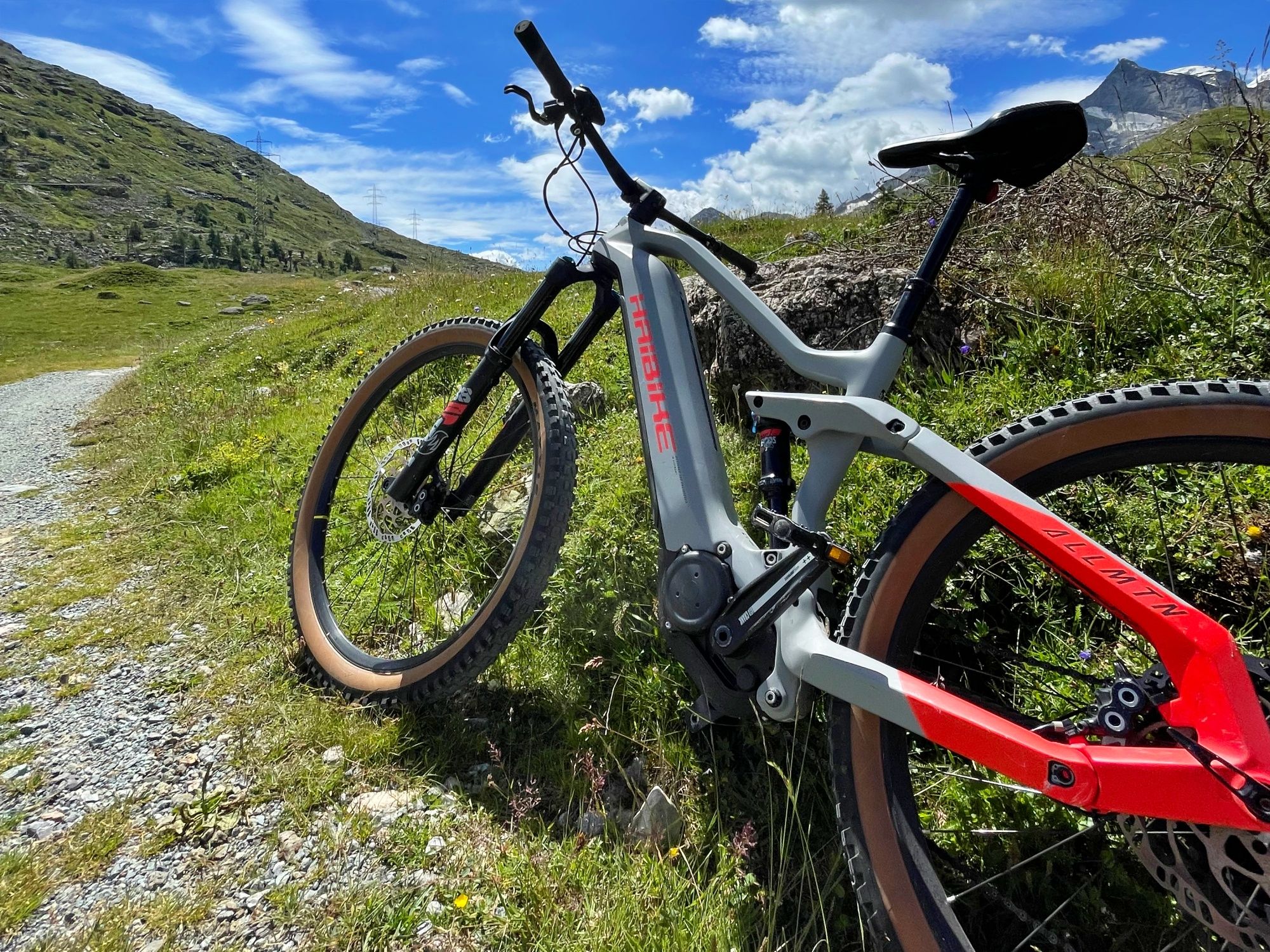 Mountain Bike Tour Engadin: Discover the mountains and nature while cycling in Engadin.
