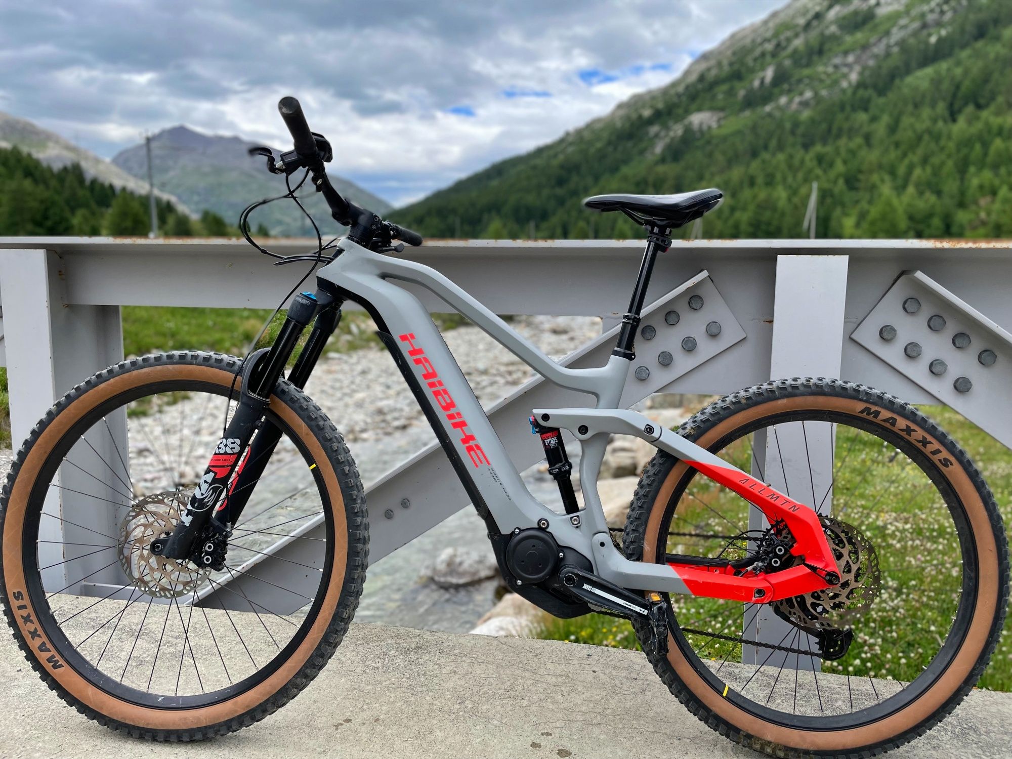 电动自行车租赁：在夏季的山中骑着电动自行车探索自然。