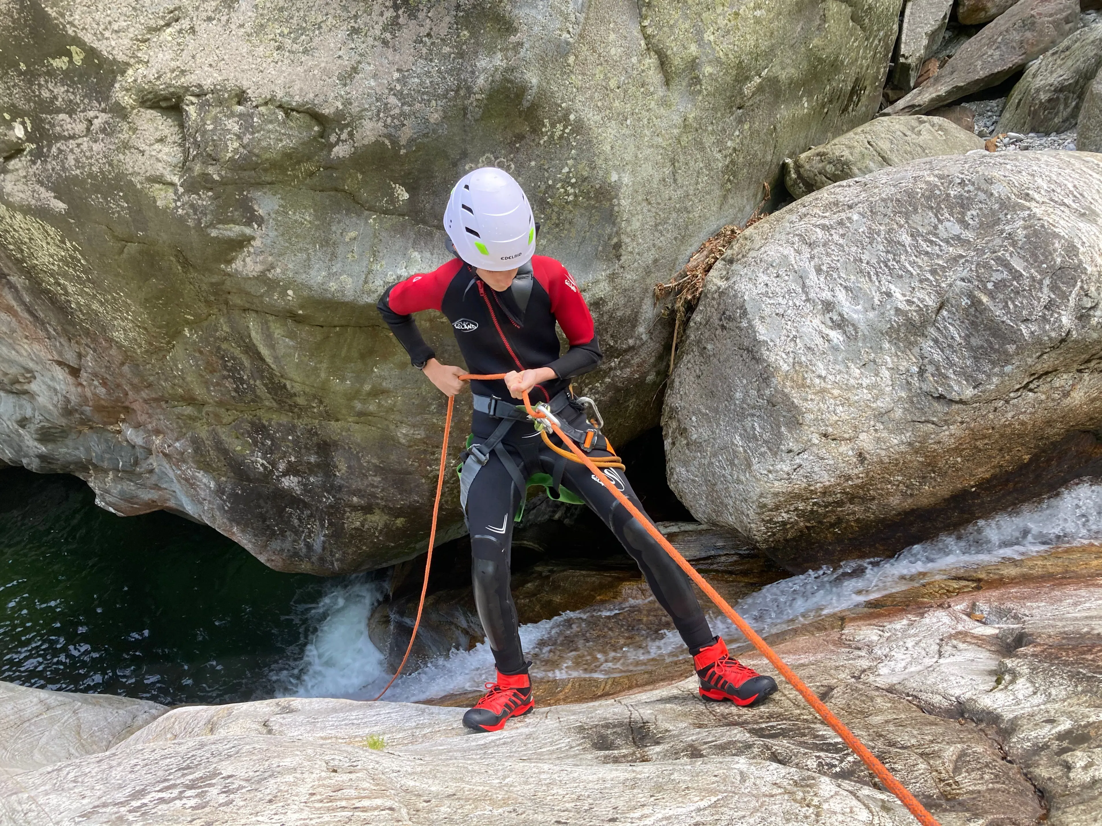 Canyoning: Avventura Corippo con bambini, team e natura, perfetto per attività estive.