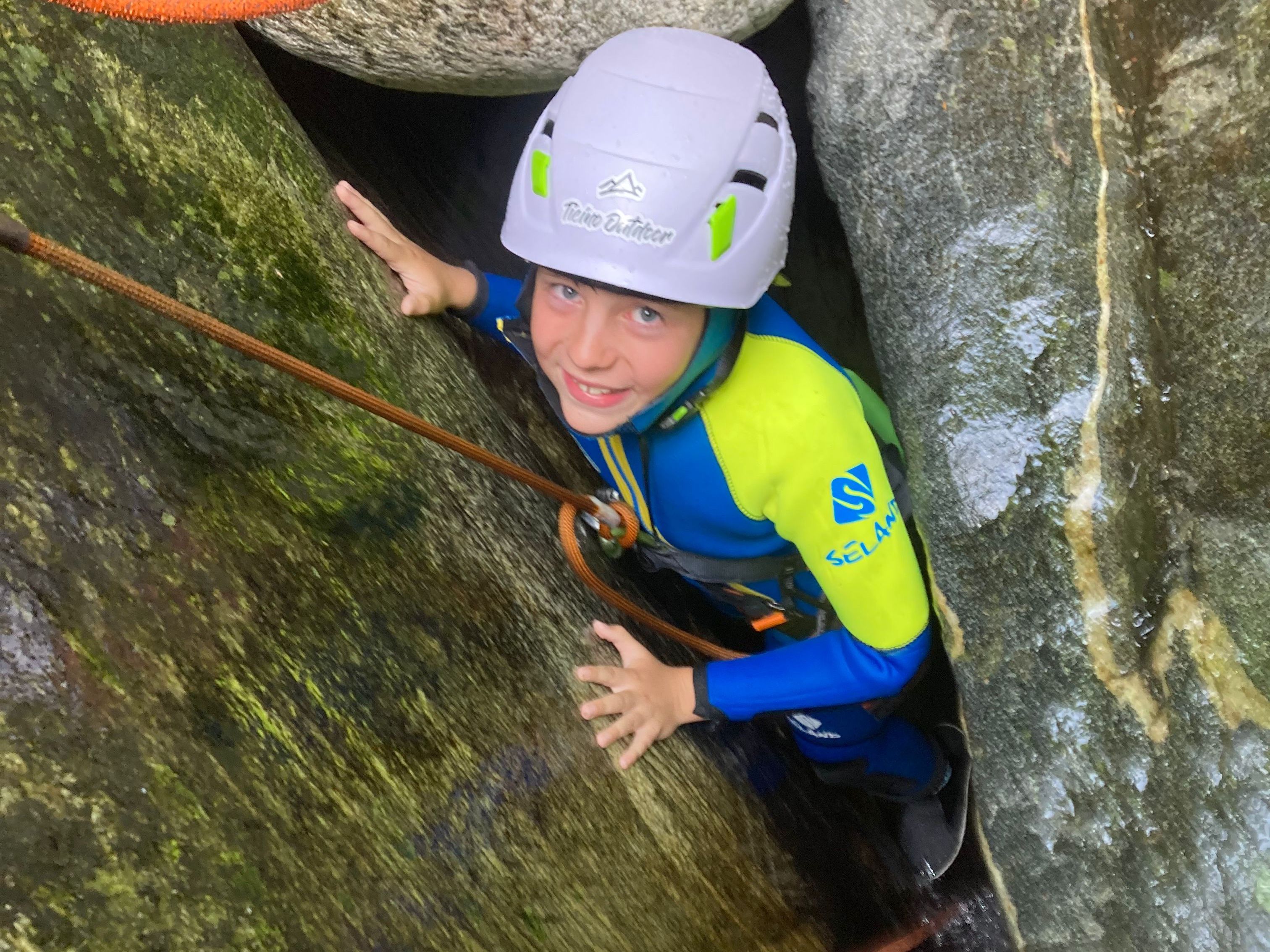 캐니언링: 코리프포의 가파른 바위 사이에서 모험을 즐기는 어린이들, 작은 탐험가들에게 완벽합니다.