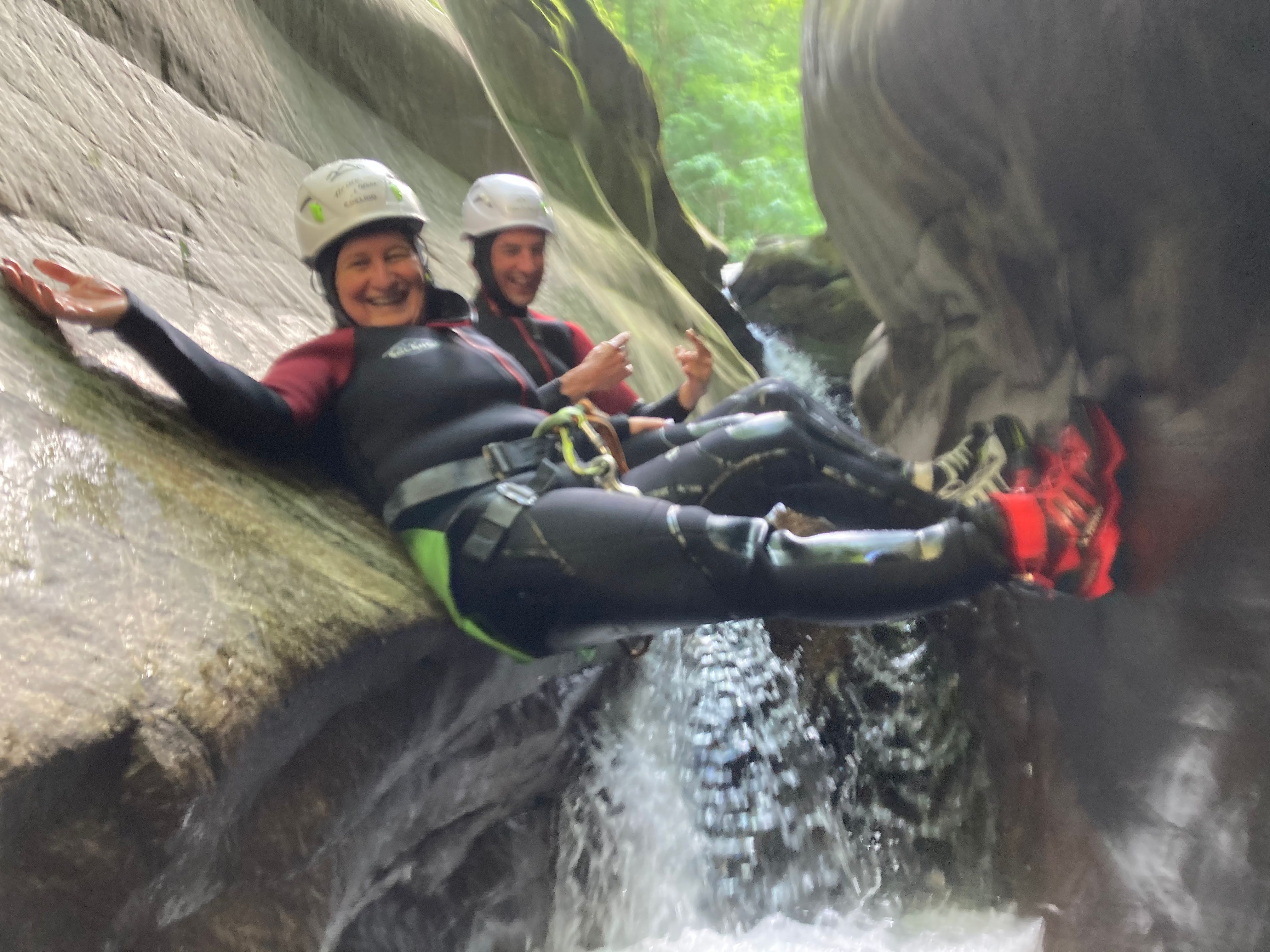코리포에서의 캐니언닝: 두 사람이 자연 속 모험에서 협곡의 스릴을 즐깁니다.