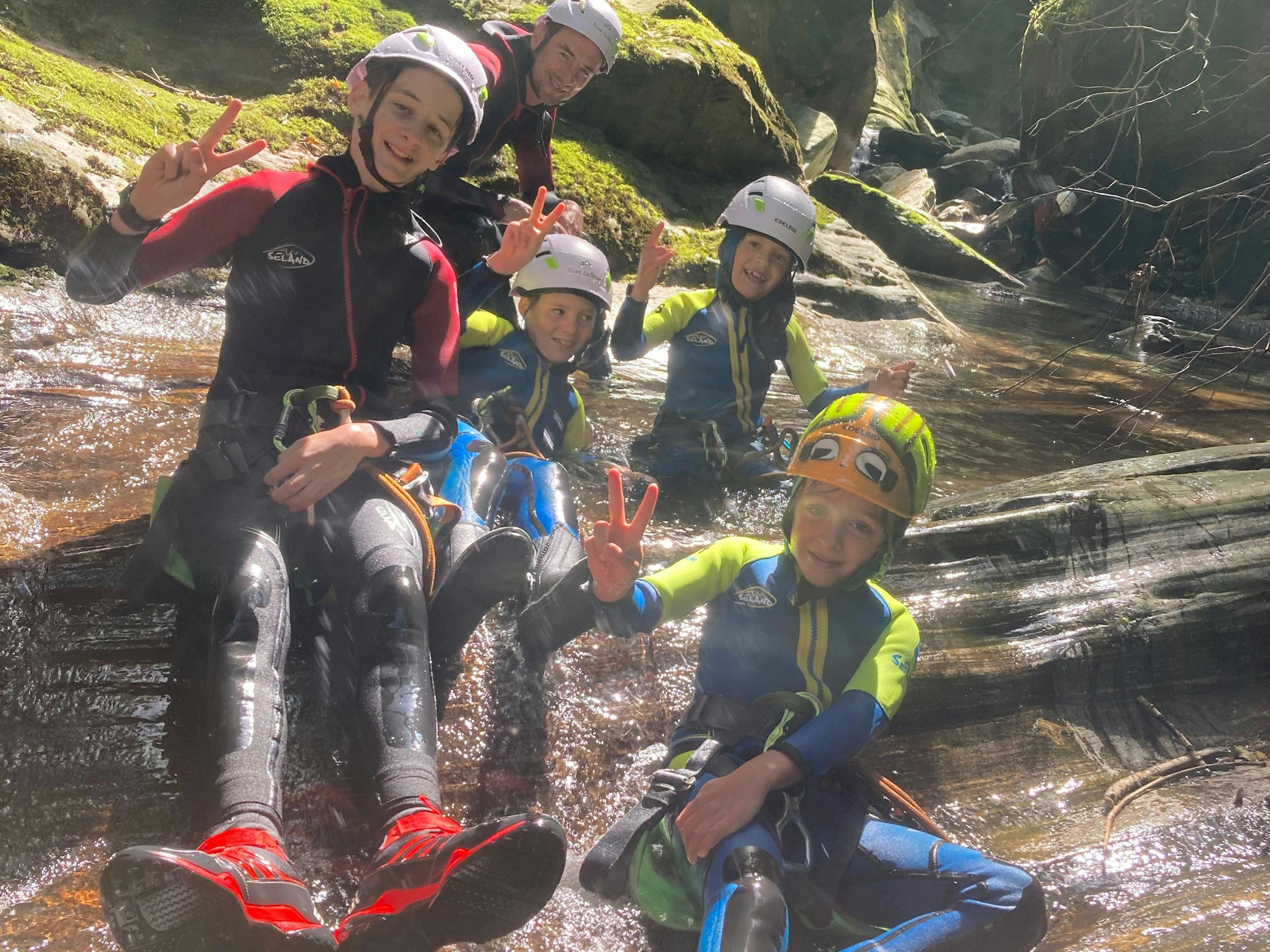 Corippo Canyoning: gruppo di avventurieri nel contesto naturale, ideale per bambini e famiglie.