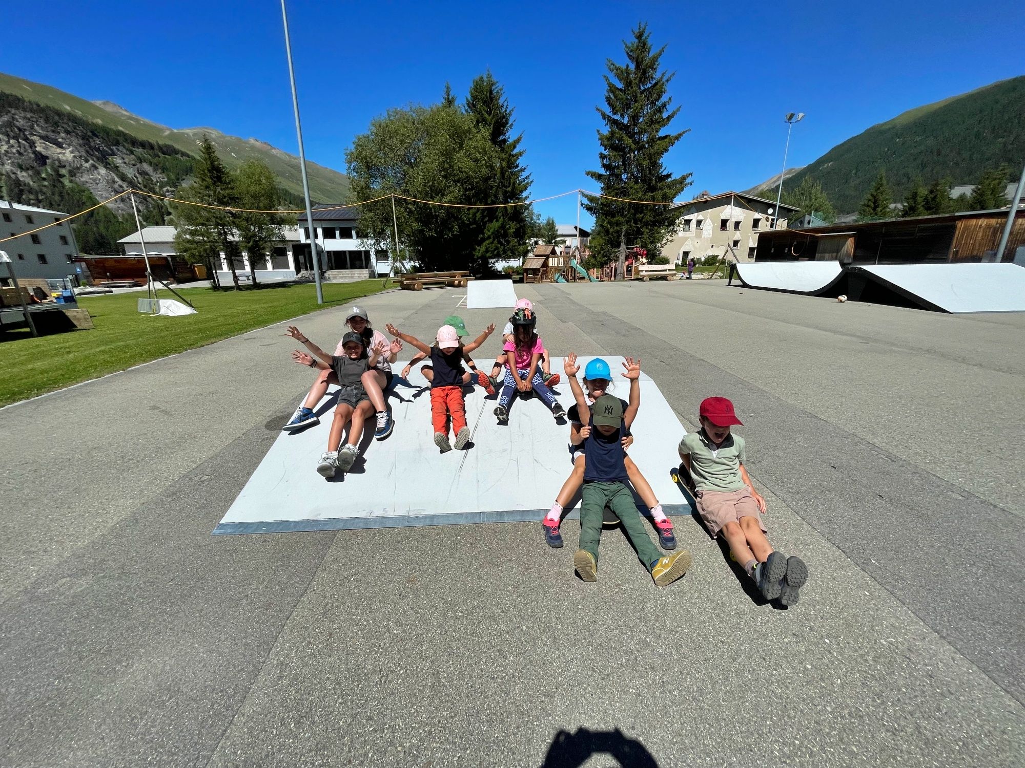 Obóz dla dzieci w St. Moritz: Maluchy na rampie, gotowe na ekscytujące letnie przygody na świeżym powietrzu.