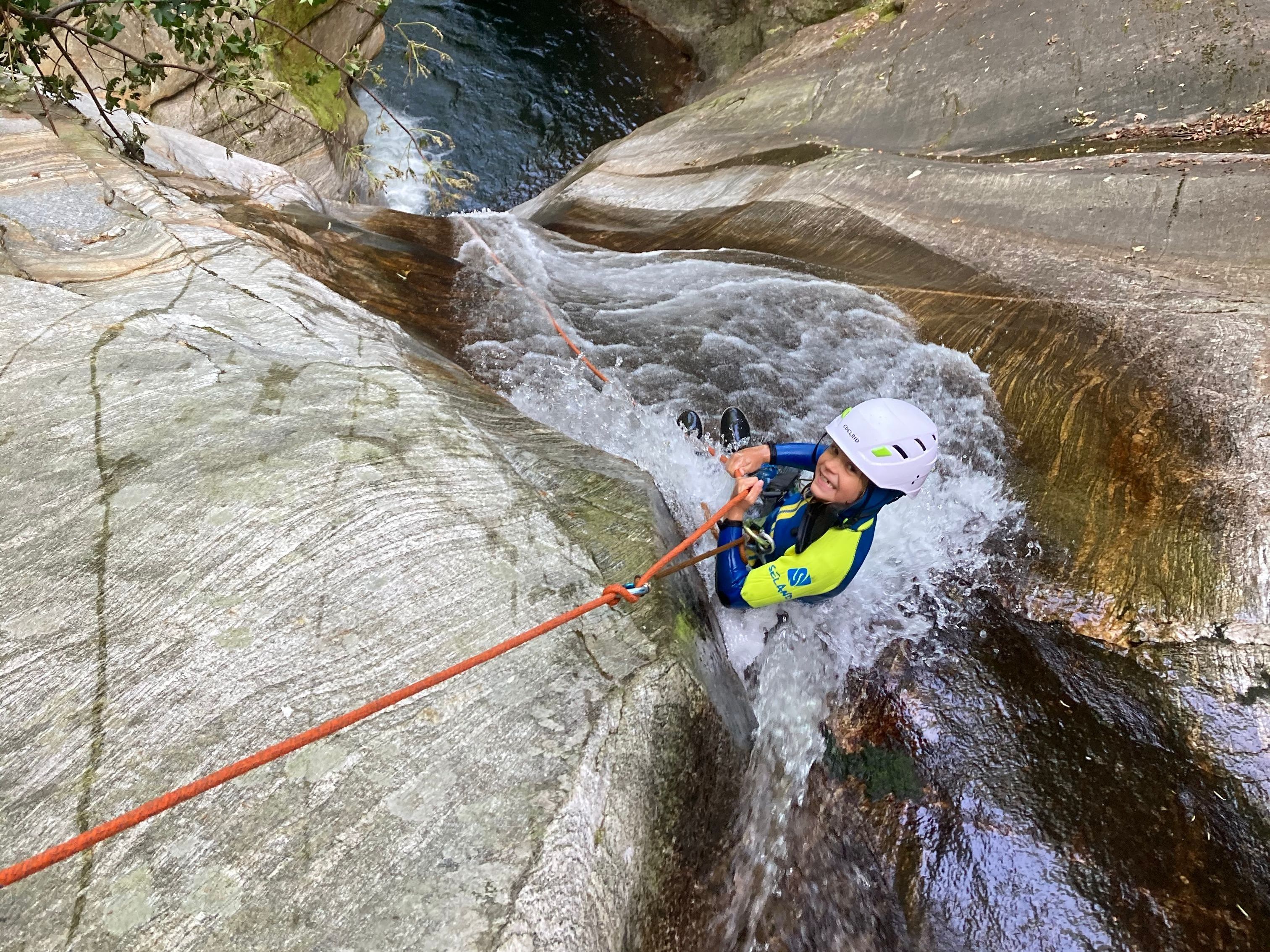 코리포에서의 캐니언링: 가파른 바위 사이에서 물속으로 흥미진진한 하강, 모험을 좋아하는 사람들을 위한 완벽한 자연.