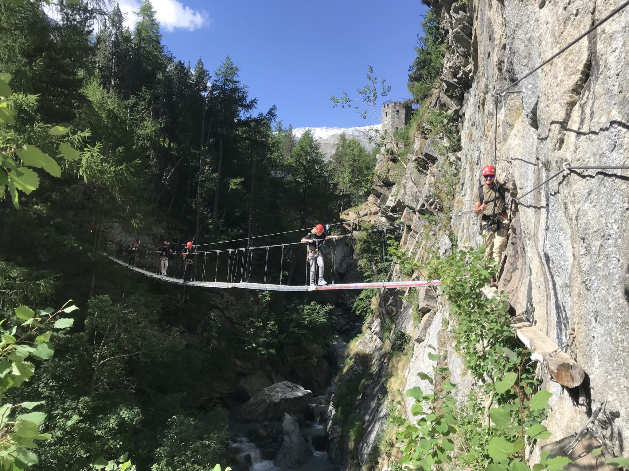 क्लाइंबिंग स्ट्रीट: प्राकृतिक और साहसिक कार्यों के साथ पहाड़ों में सुरंग में थरथराहट का अनुभव करें।