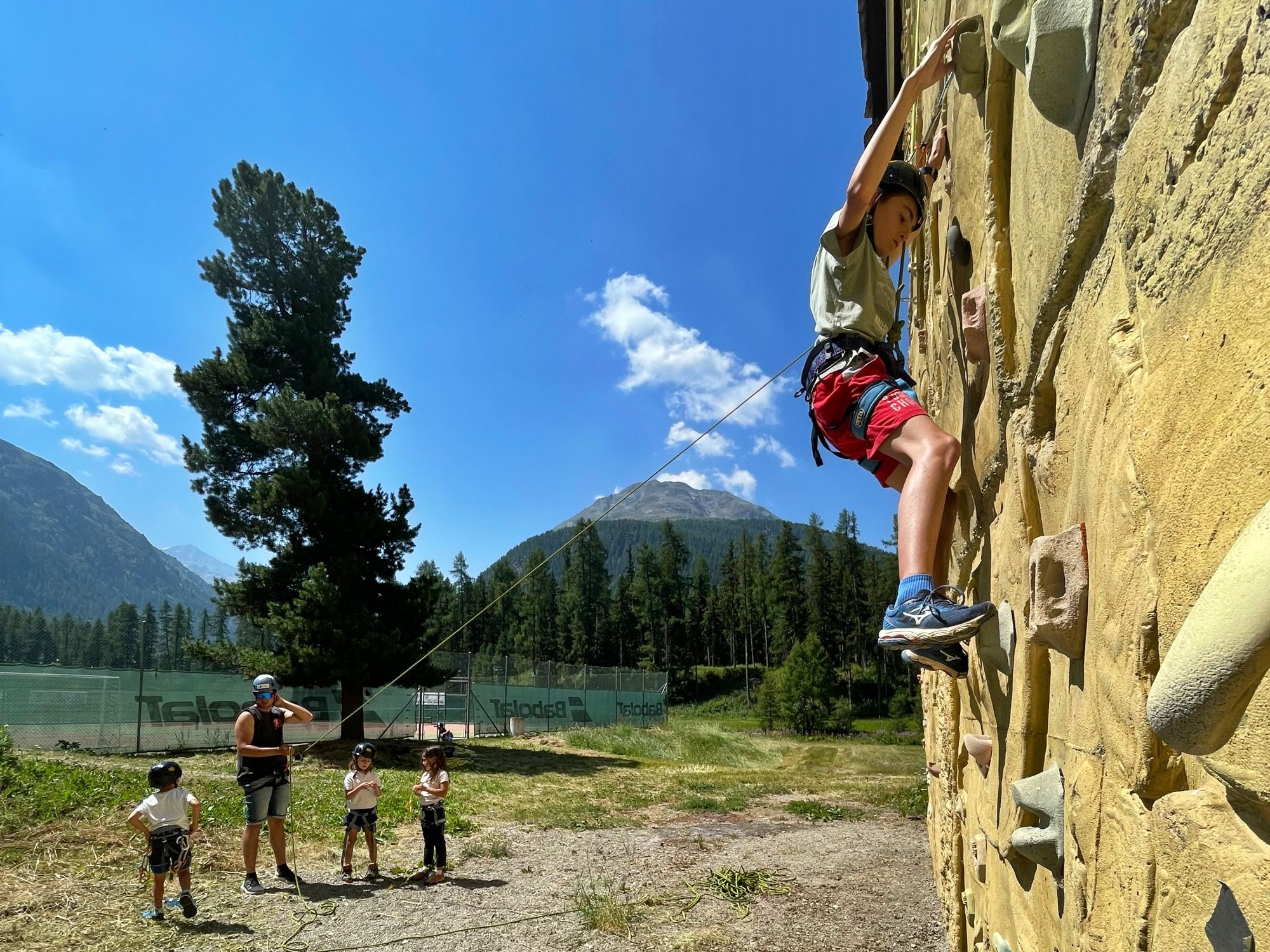 Obóz dla dzieci w St. Moritz: wspinaczka z radością w naturze, dzieci podczas letniej przygody.