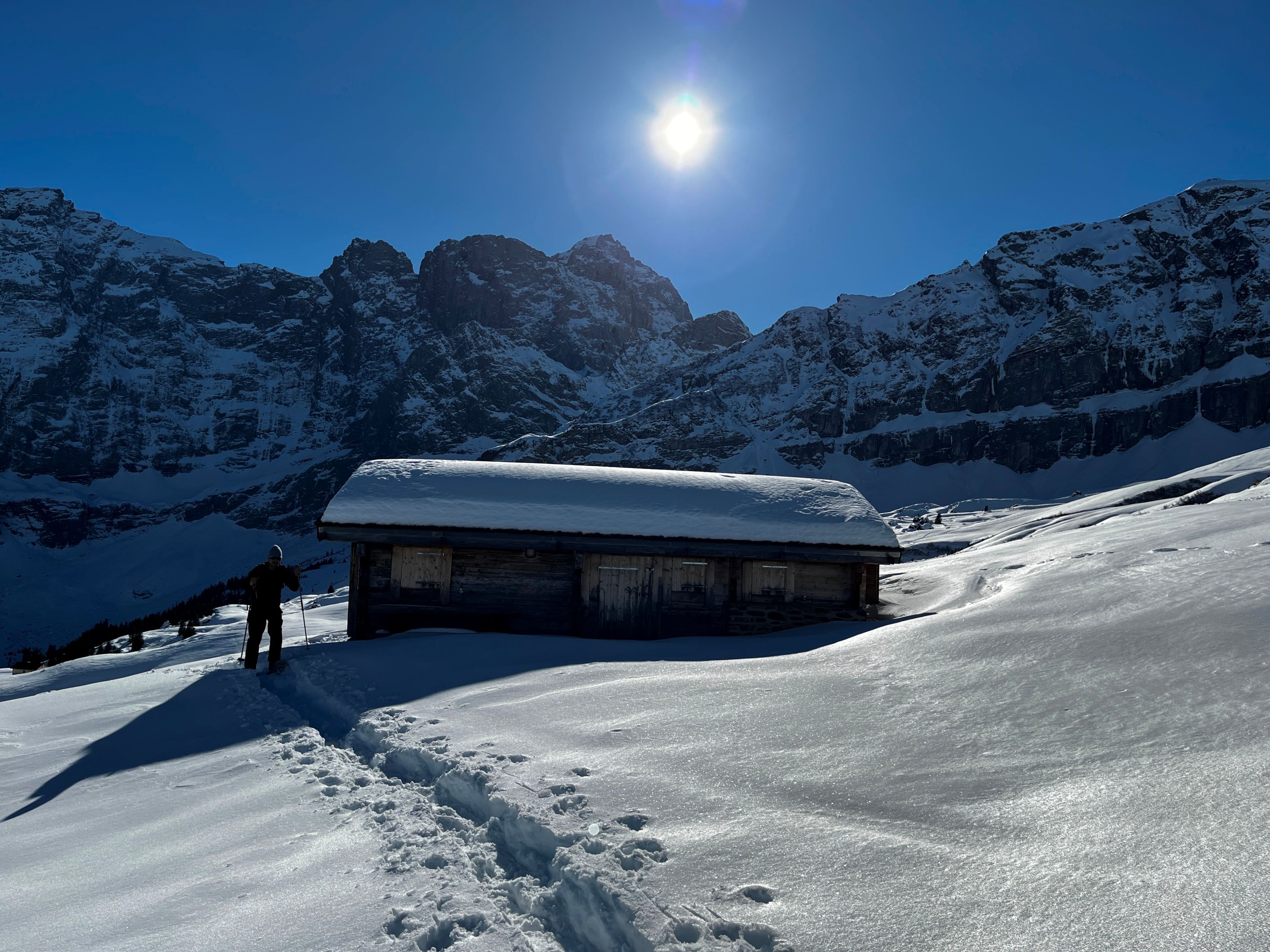 Snöskovandring i bergen, häpnadsväckande vinterlandskap med snö och solsken.