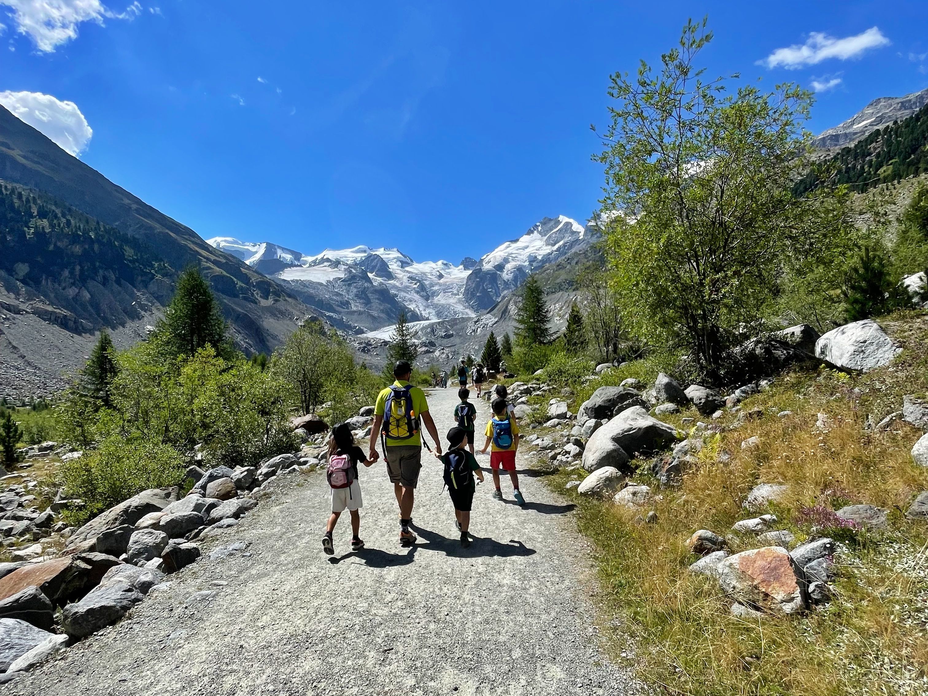 Obóz dla dzieci St. Moritz: relaksujące wędrówki z dziećmi w górach latem.